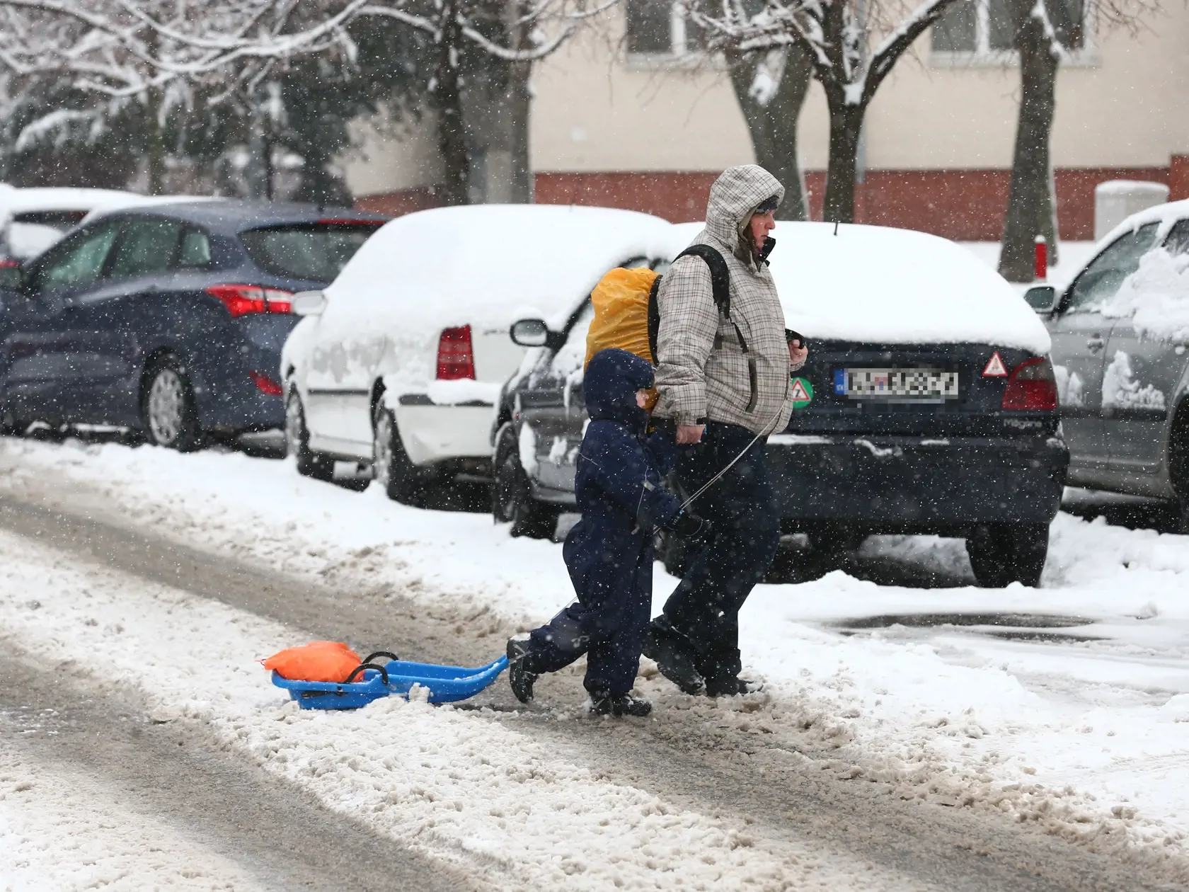 Mestá sa sťažujú, že na čistenie komunikácií nemajú ľudí ani peniaze. 