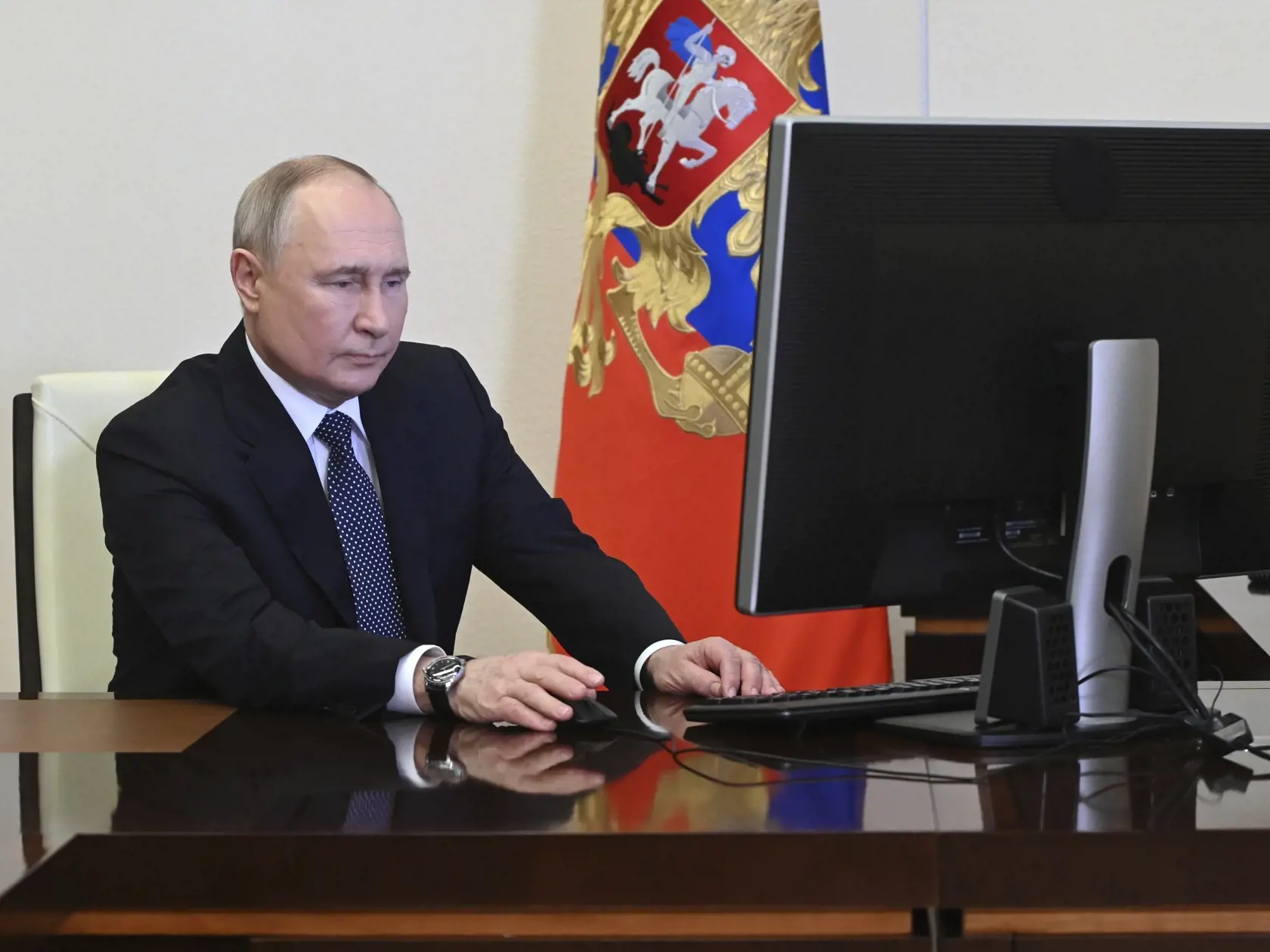 Ruský prezident Vladimir Putin využíva elektronické hlasovanie počas prezidentských volieb v Rusku v jeho rezidenčnom sídle Novo-Ogarjovo pri Moskve 15. marca 2024.