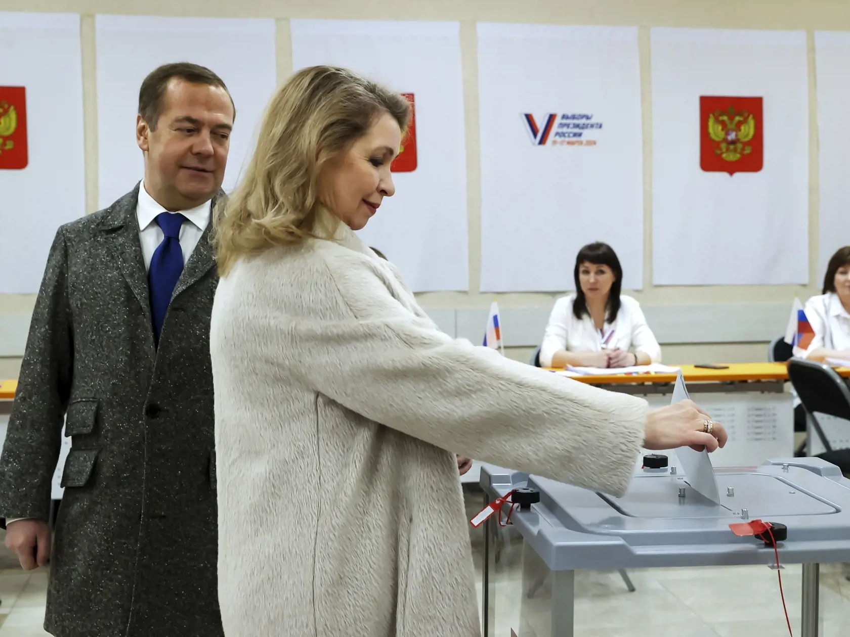 Podpredseda Rady bezpečnosti Ruskej federácie a šéf strany Jednotné Rusko Dmitrij Medvedev (vľavo) a jeho manželka Svetlana hlasujú počas prezidentských volieb v Rusku vo volebnej miestnosti na predmestí  Moskvy 15. marca 2024.