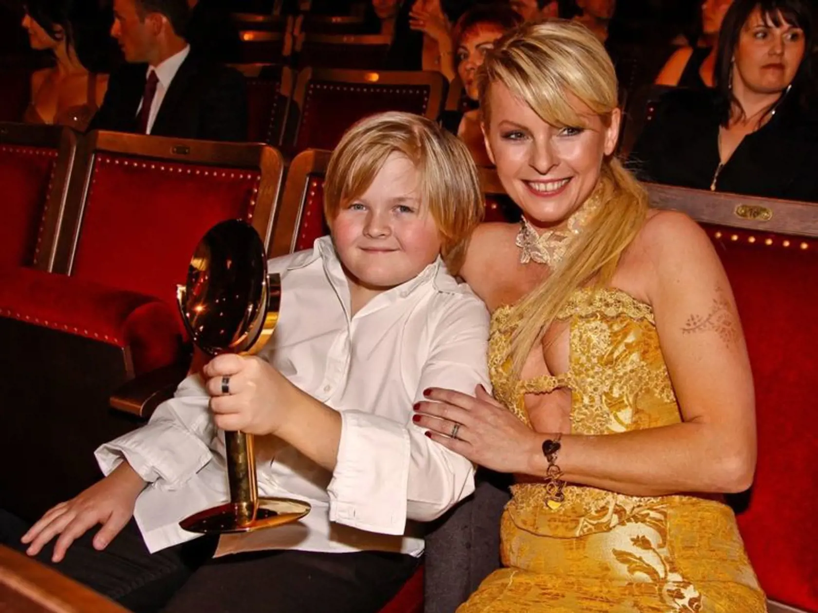 Rok 2009: Iveta Bartošová získala prvenstvo v ankete TýTý za rok 2008. Na snímke so synom Arturom.