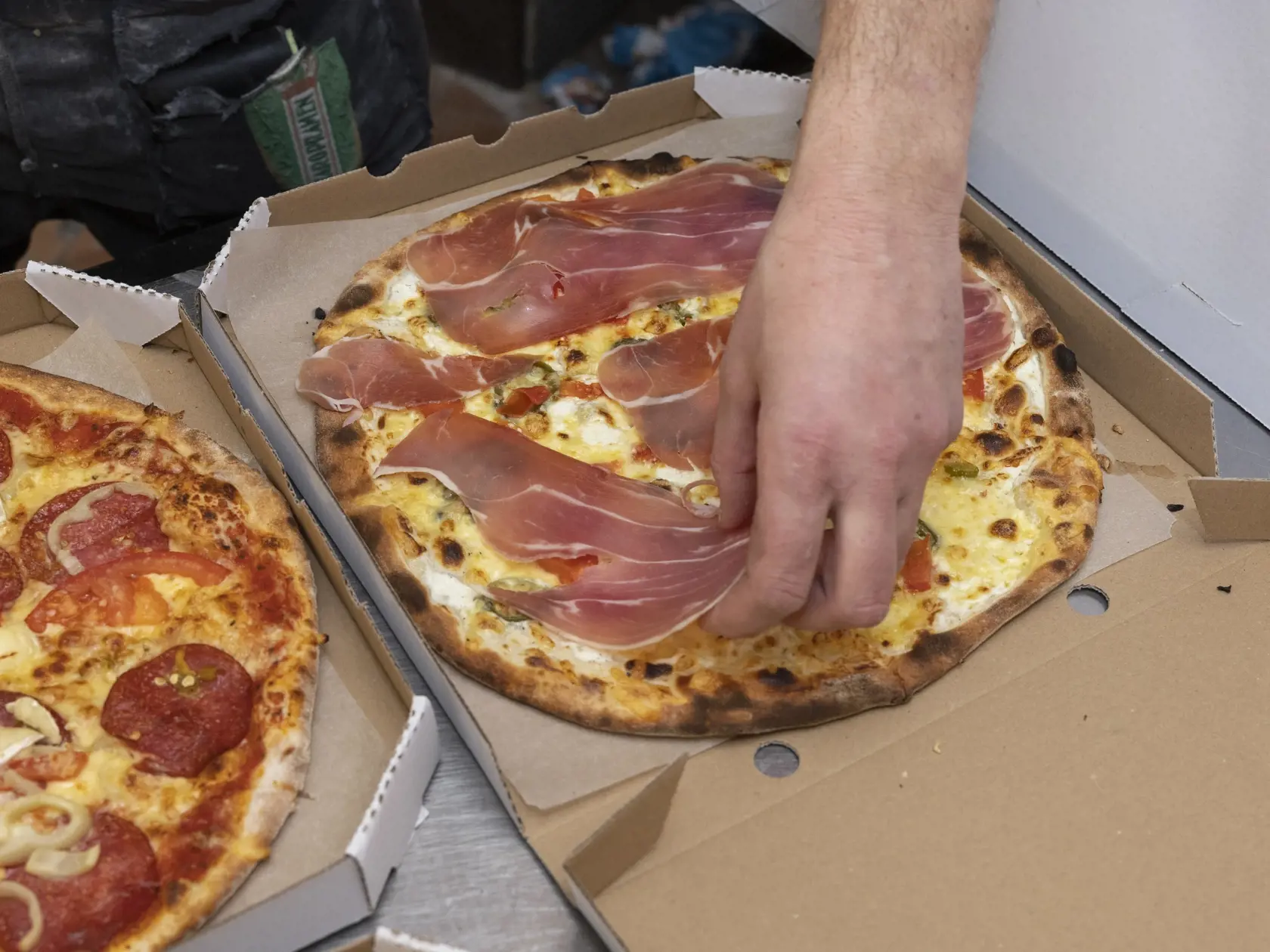 Stáli zákazníci preferujú predovšetkým donášku a najčastejšie si objednávajú pizzu. Šéfkuchár nám prezradil, že u nich vyhráva najmä "maďarská".