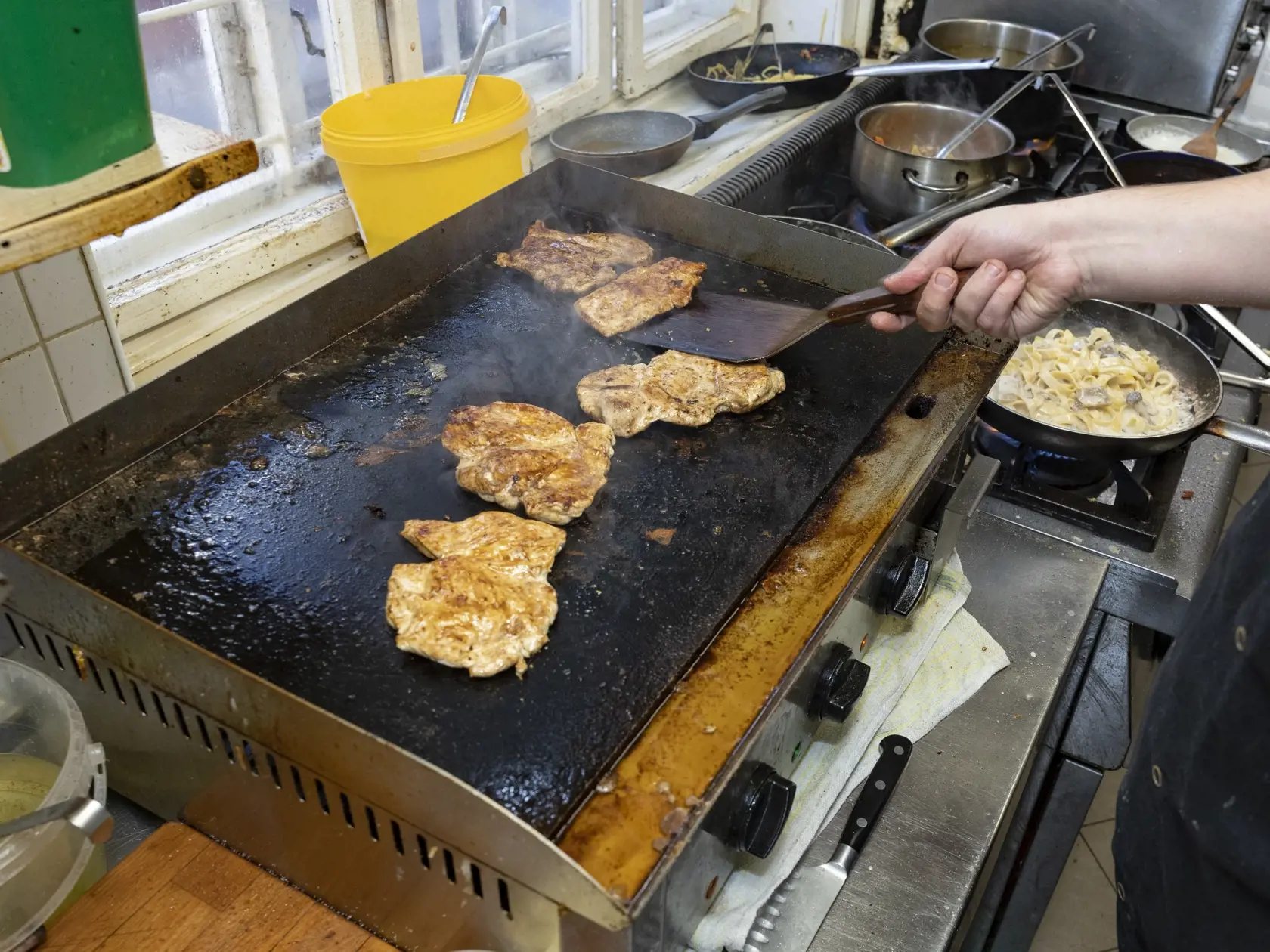 Aj takto to vyzerá v kuchyni reštaurácie. O chod rodinnej pizzérie sa stará Tibor Darida, Patrik Venchich a Tiborov syn Dávid.