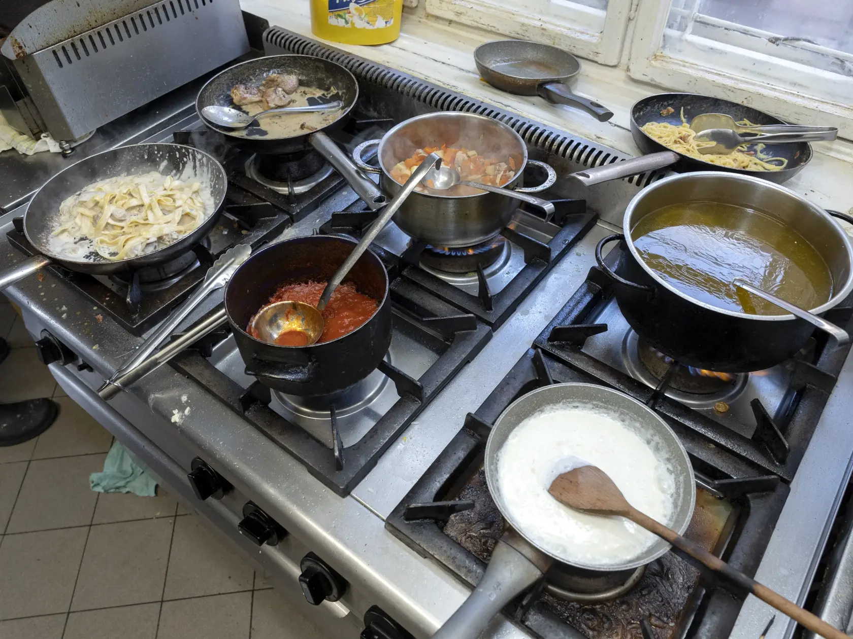 V čase obeda bol v kuchyni poriadny frmol.