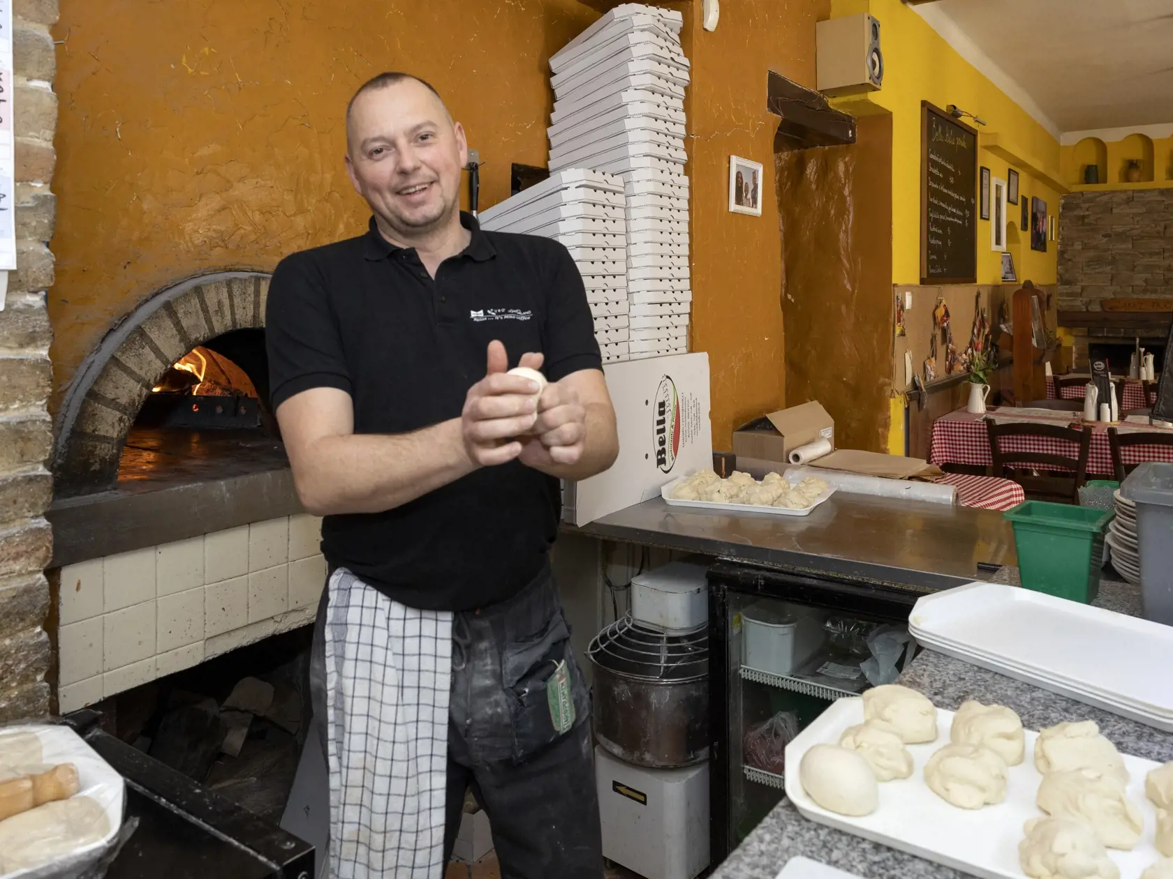 Pizza v Bella Italia sa pečie priamo v kamennej peci. Dopustiť na ňu nedá ani spolumajiteľ Patrik Venchich.