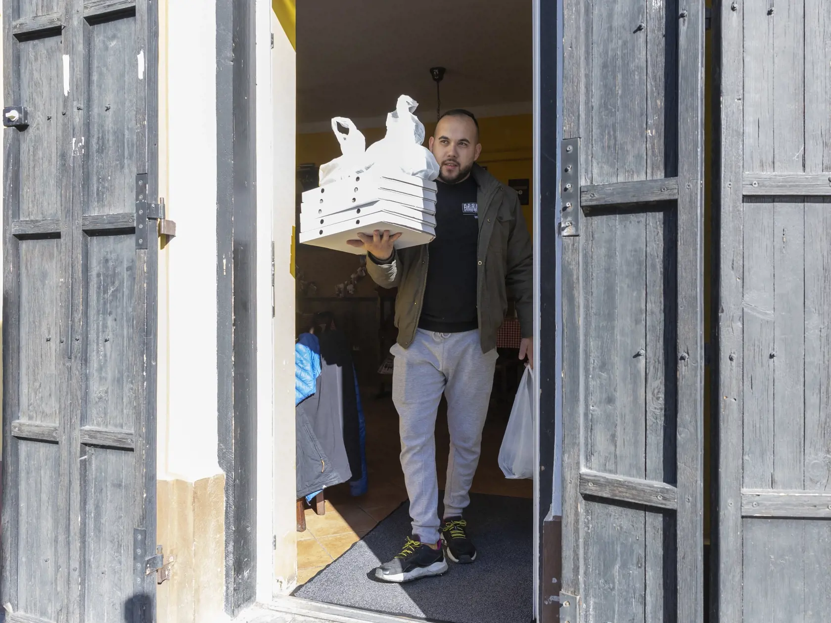 Stáli zákazníci preferujú predovšetkým donášku a najčastejšie si objednávajú pizzu. Šéfkuchár nám prezradil, že u nich vyhráva najmä "maďarská".