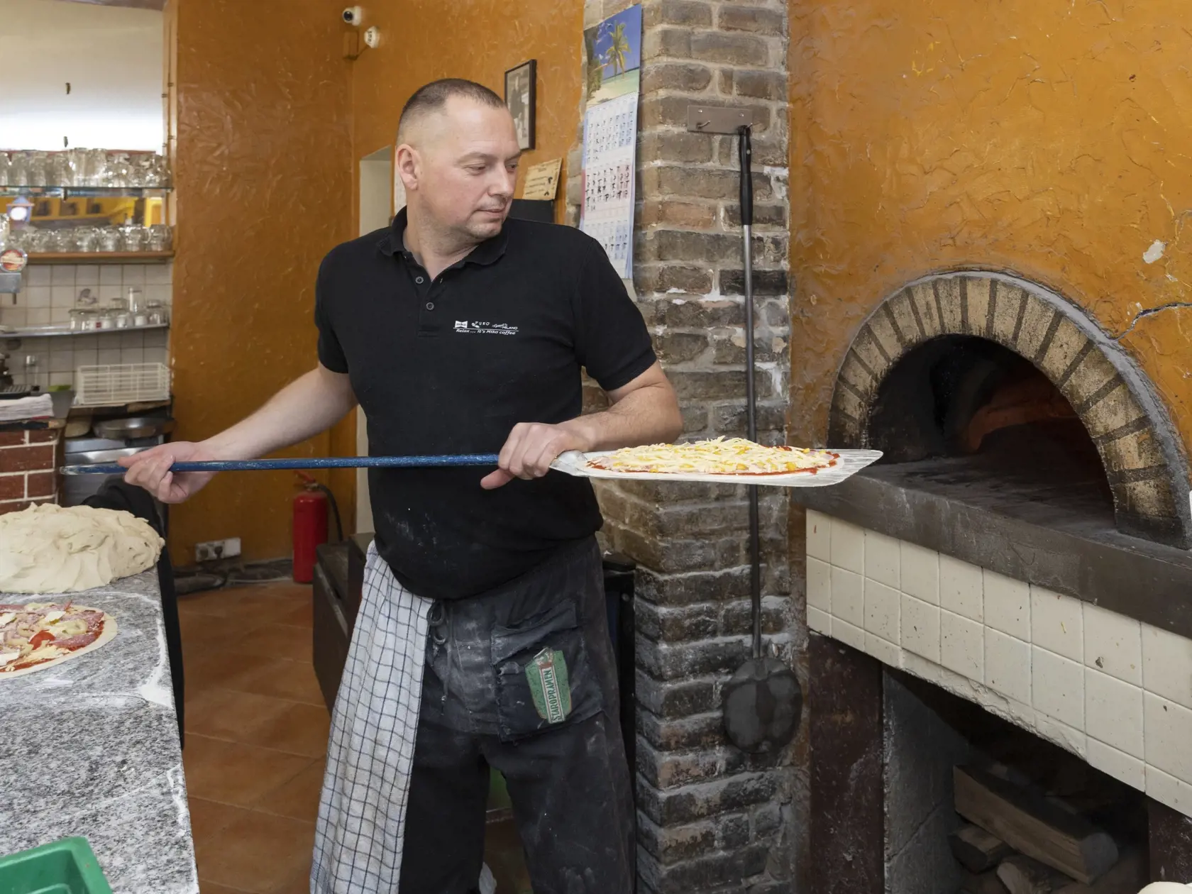 Stáli zákazníci preferujú predovšetkým donášku a najčastejšie si objednávajú pizzu. Šéfkuchár nám prezradil, že u nich vyhráva najmä "maďarská".