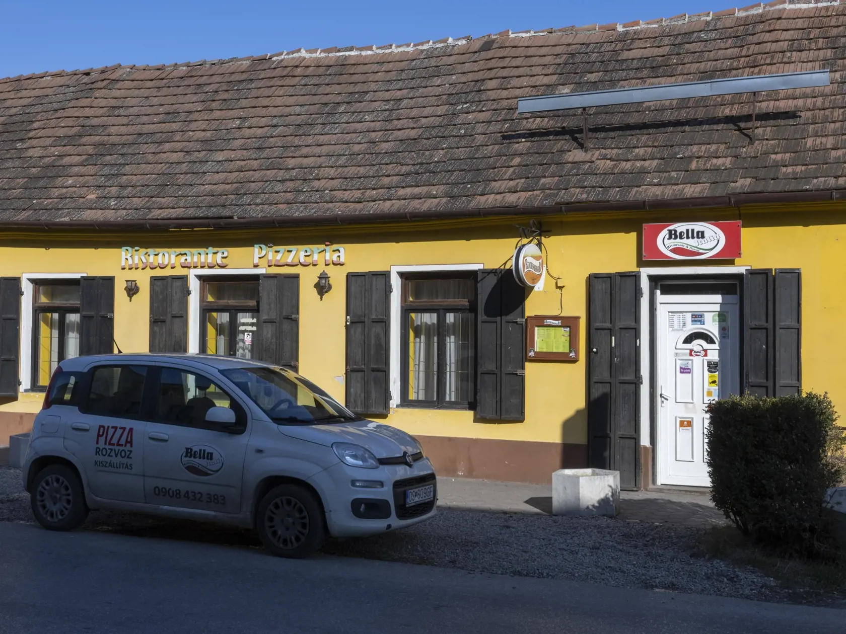 Exteriér pizzérie v Šamoríne pôsobí neformálnym dojmom.