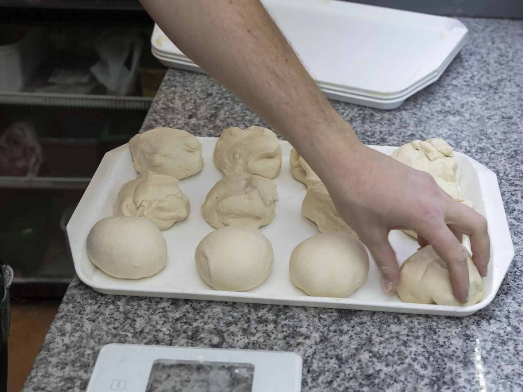 Stáli zákazníci preferujú predovšetkým donášku a najčastejšie si objednávajú pizzu. Šéfkuchár nám prezradil, že u nich vyhráva najmä "maďarská".