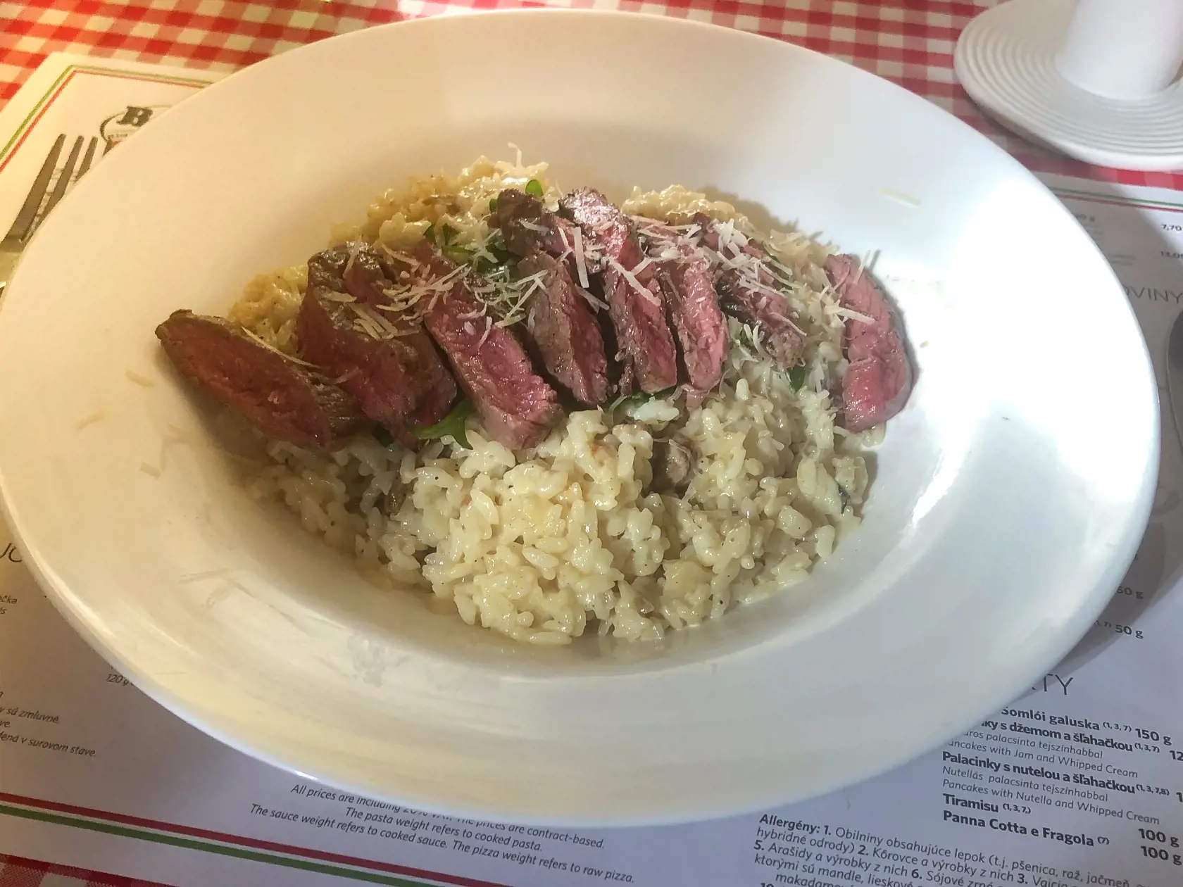 Slávne rizoto sme sa rozhodli ochutnať aj my. Rizoto bolo fajn, len škoda, že sa vytrácala výrazná chuť hríbov (cena 13€).