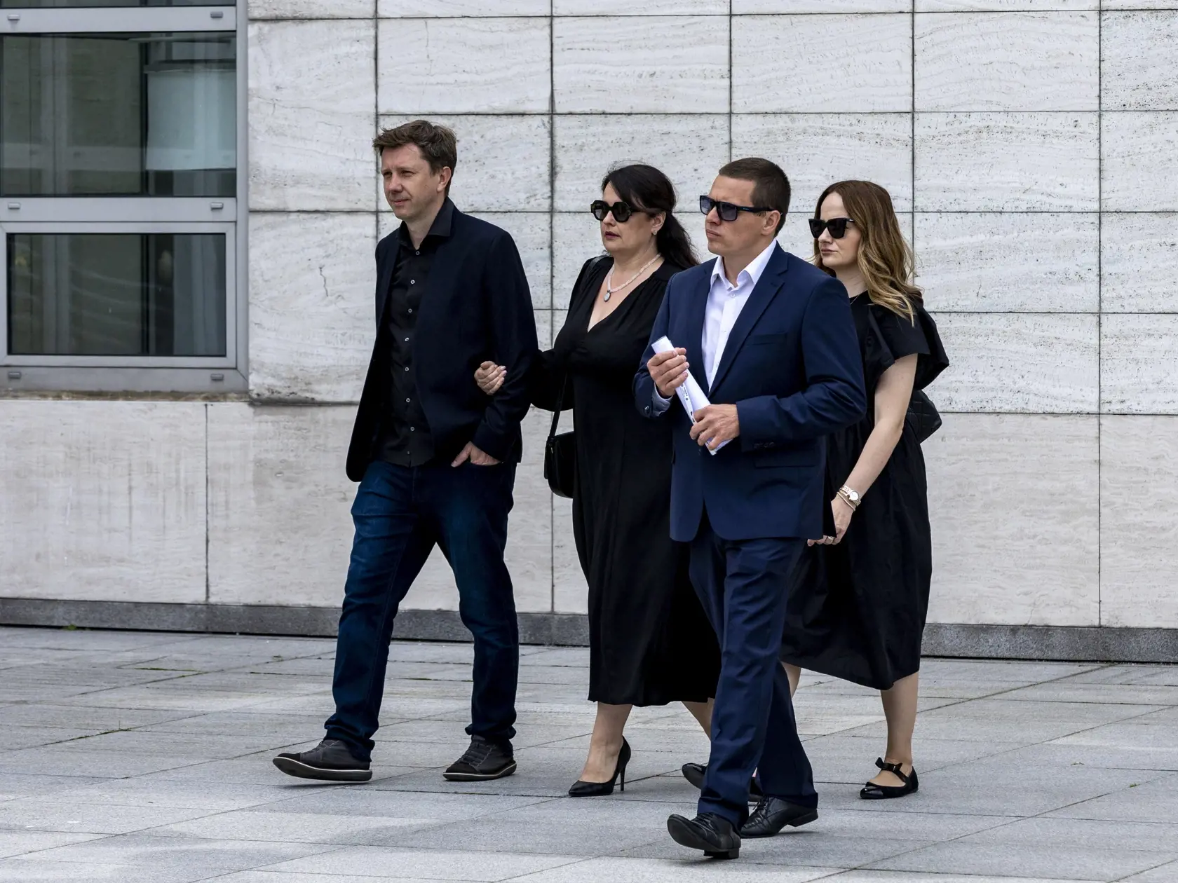 Na snímke je príchod kolegov hercov na poslednú rozlúčku s Danielom Heribanom. na snímke je Zuzana Kubovčíková Šebová, Michal Kubovčík, Petra Polnišová a Juraj Brocko.
