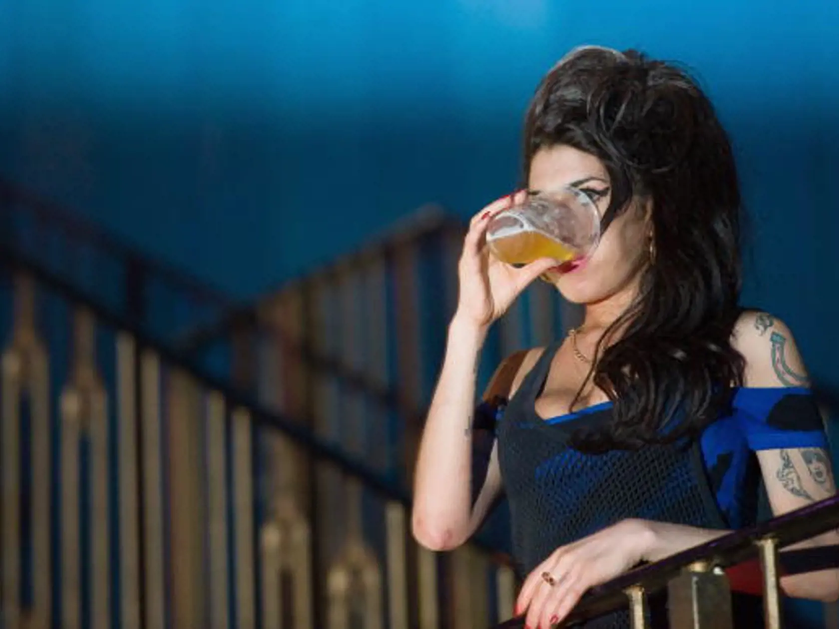 LONDON, ENGLAND - AUGUST 25:  Amy Winehouse drinks a pint of lager as she watches The Libertines perform live at The Forum on August 25, 2010 in London, England.  (Photo by Ian Gavan/Getty Images)