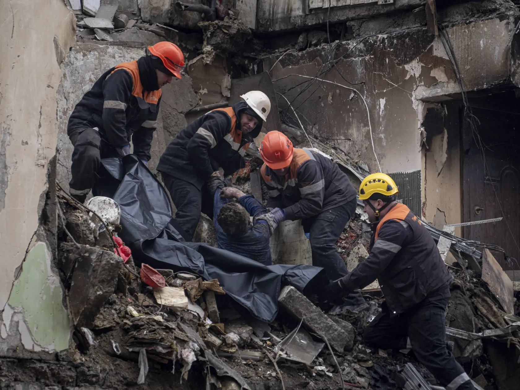 O pár dní to bude už rok od Ruskej invázie na Ukrajinu. Za dlhý čas extrémnych bojov prišlo o život množstvo mužov na oboch stranách. Najnovšie však obleteli svet šokujúce správy. Kremeľ sa totiž rozhodol odškodniť vdovy po padlých vojakoch nie veľmi prívetivým spôsobom. Daroval im počas zimy okázalé kožuchy.