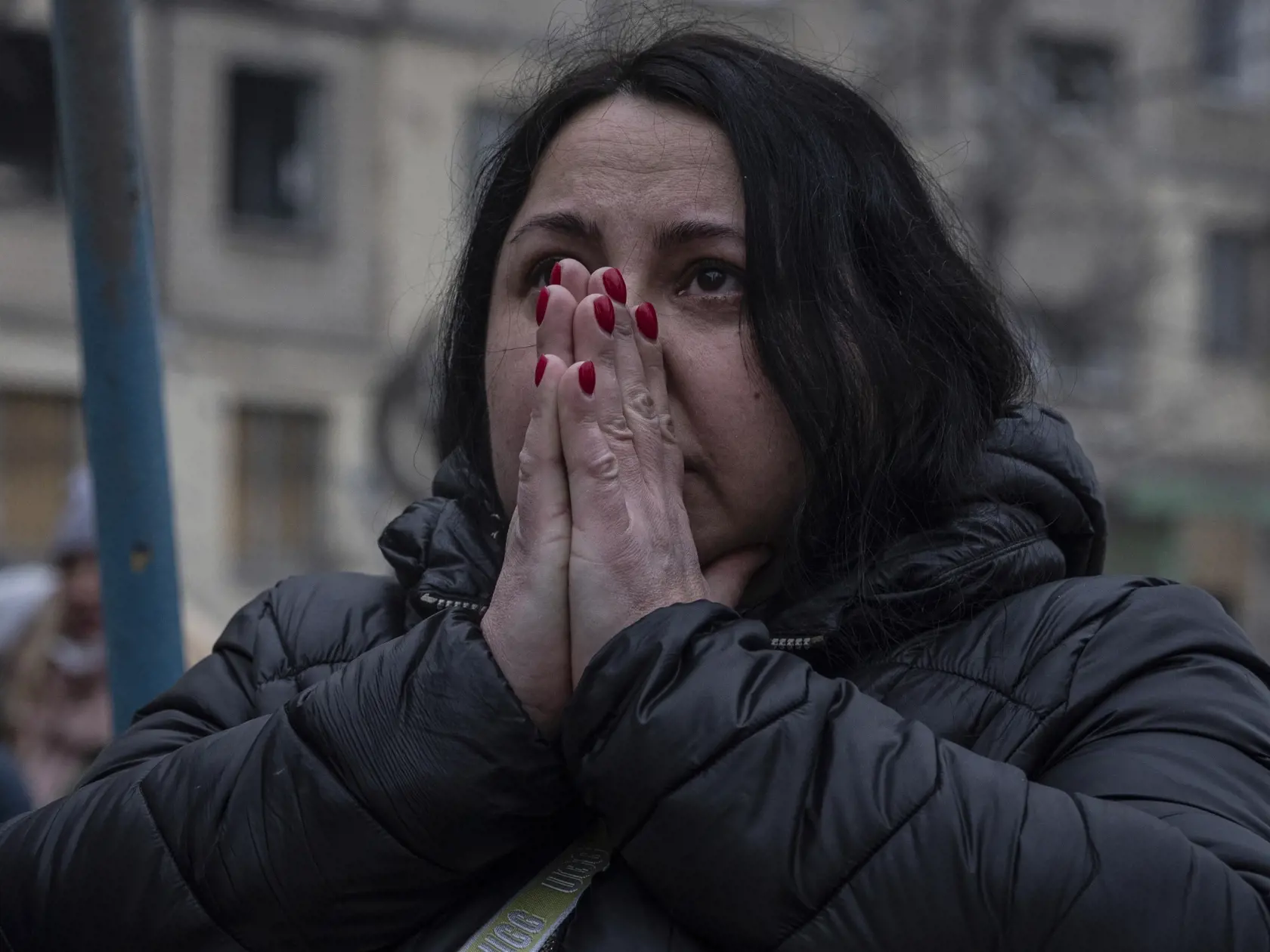 O pár dní to bude už rok od Ruskej invázie na Ukrajinu. Za dlhý čas extrémnych bojov prišlo o život množstvo mužov na oboch stranách. Najnovšie však obleteli svet šokujúce správy. Kremeľ sa totiž rozhodol odškodniť vdovy po padlých vojakoch nie veľmi prívetivým spôsobom. Daroval im počas zimy okázalé kožuchy.