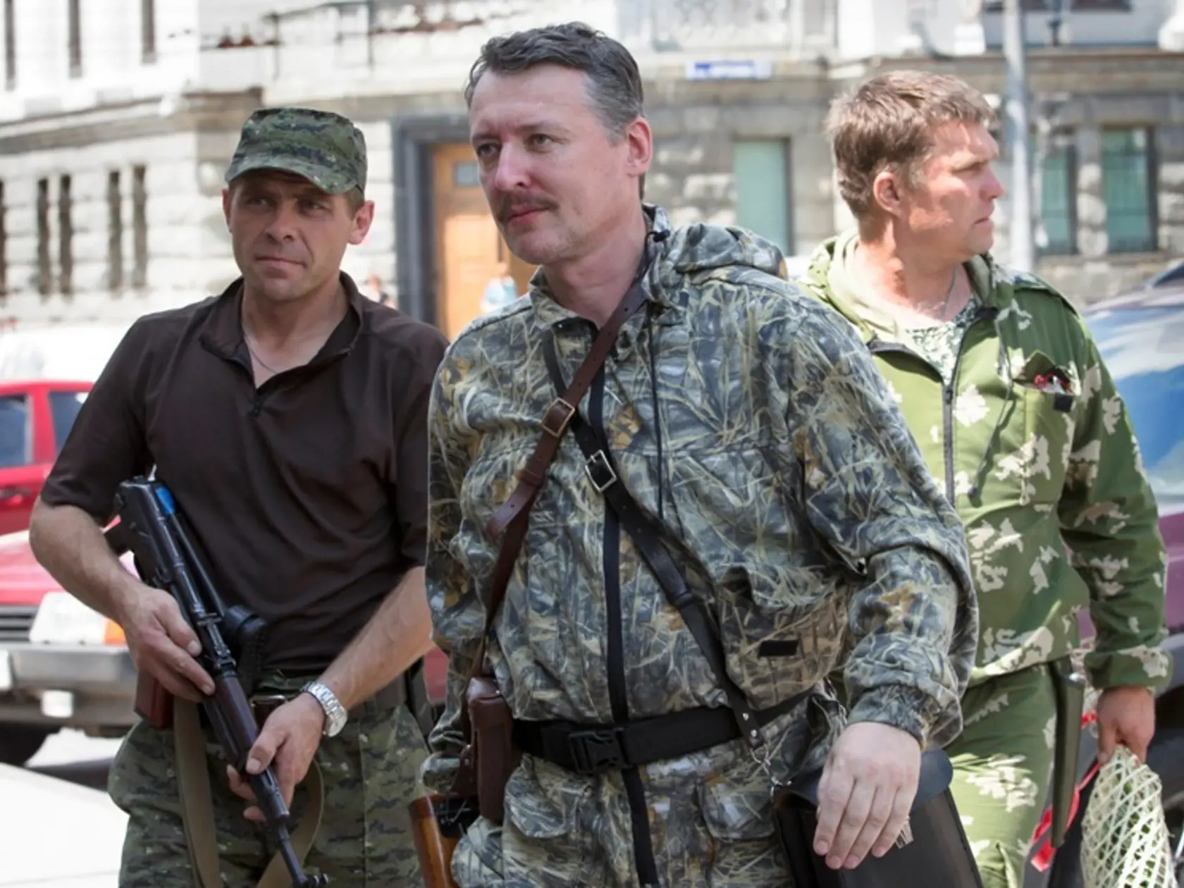 Igor Strelkov bol súdom uznaný vinným za to, že pomáhal v roku 2014 zostreliť lietadlo MH17 nad separatistickým územím na východe Ukrajiny, čo malo za následok smrť 298 pasažierov. Doteraz je však na úteku a nepredpokladá sa, že bude niekedy stíhaný za zločiny.