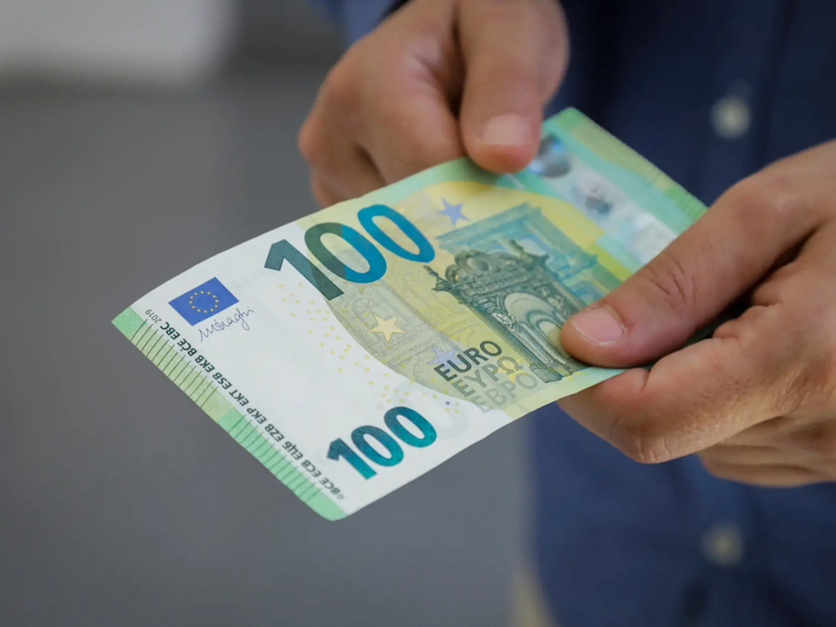 Zvýšený príspevok príde rodičom prvýkrát vo februári 2023.
