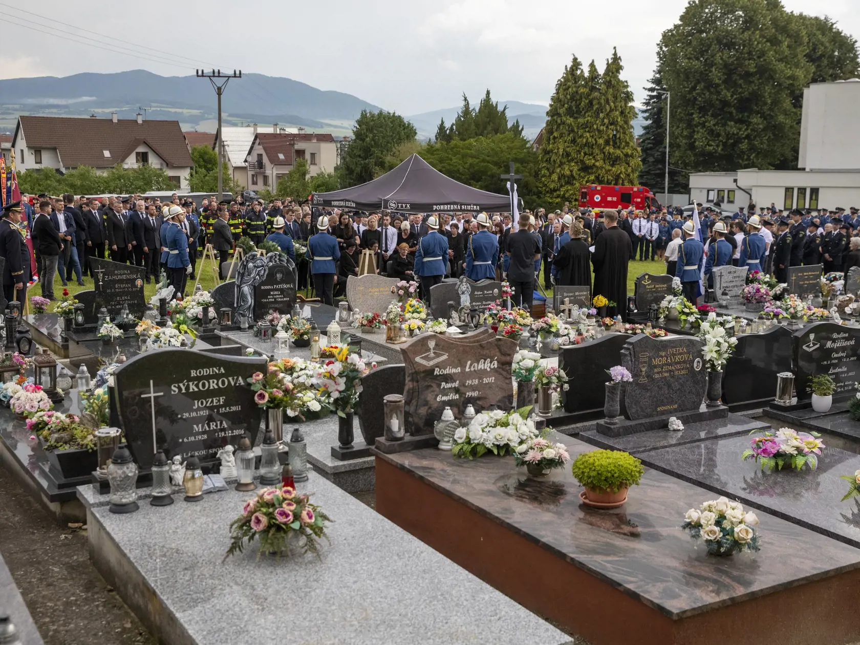 Na snímke je pohreb hasiča Lukáša Hrušovského v Trenčianskych Stankovciach, ktorý tragický zahynul pri výkone povolania.