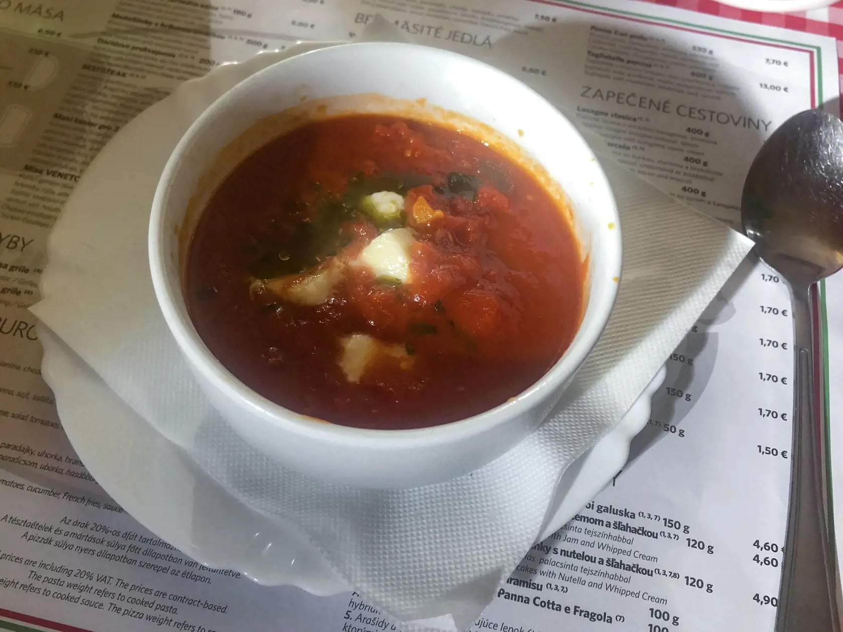 Rajčinová polievka bola fajn a bolo v nej plno paradajok (cena 3,8€).