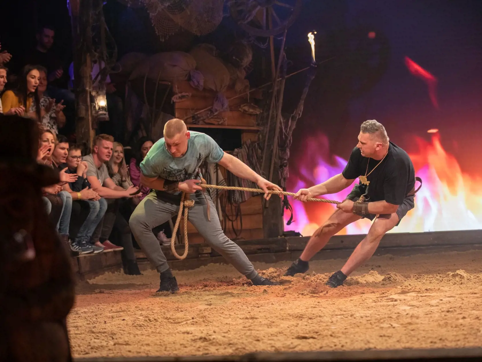 V preťahovaní lanom porazil Petra za pár sekúnd.