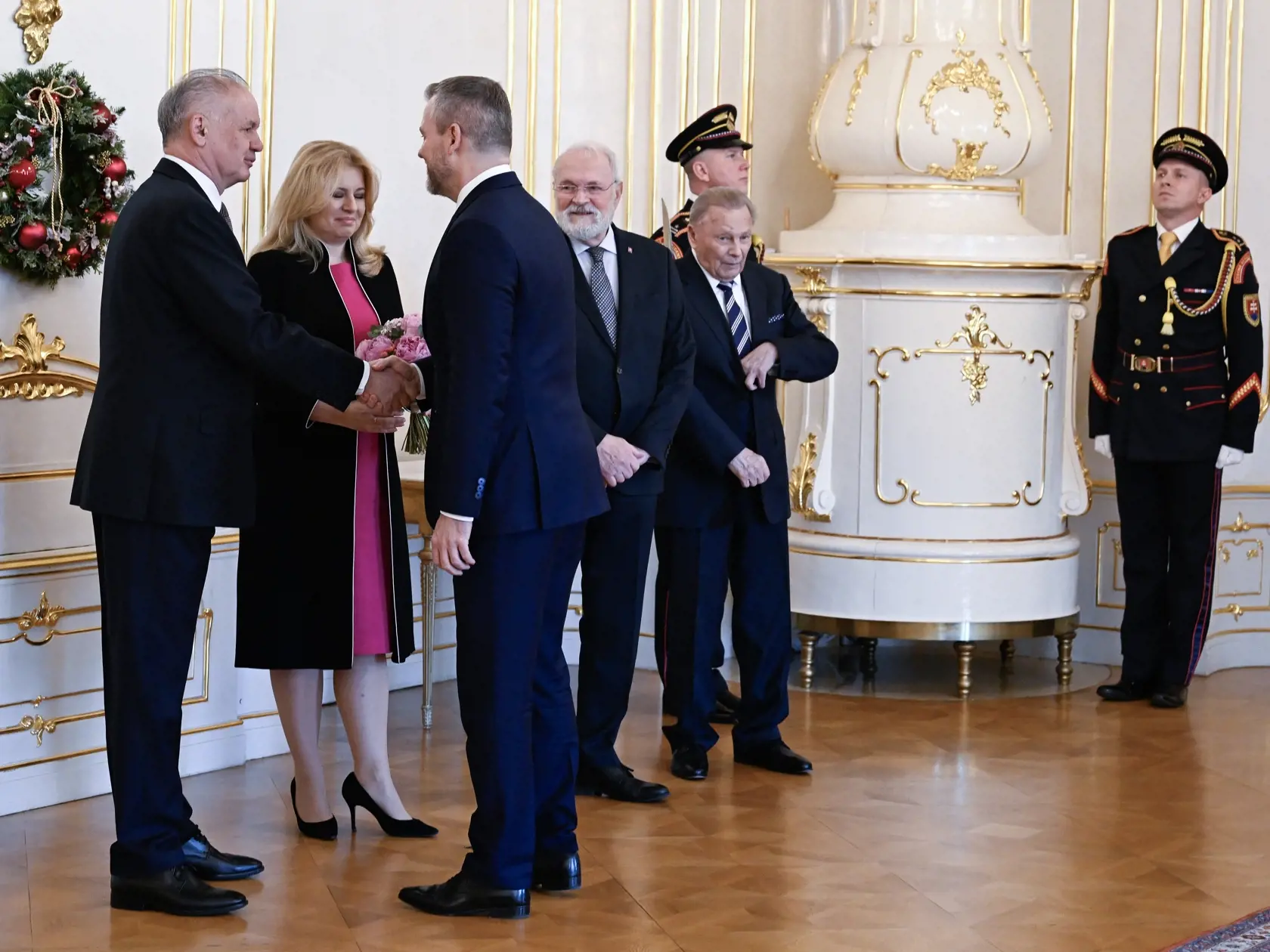 Na snímke bývalí prezidenti SR zľava Andrej Kiska, Zuzana Čaputová, súčasná hlava štátu Peter Pellegrini, Ivan Gašparovič a Rudolf Schuster počas stretnutia prezidentov na tradičnom novoročnom obede v pondelok 13. januára 2025 v Prezidentskom paláci v Bratislave. FOTO TASR - Pavel Neubauer



