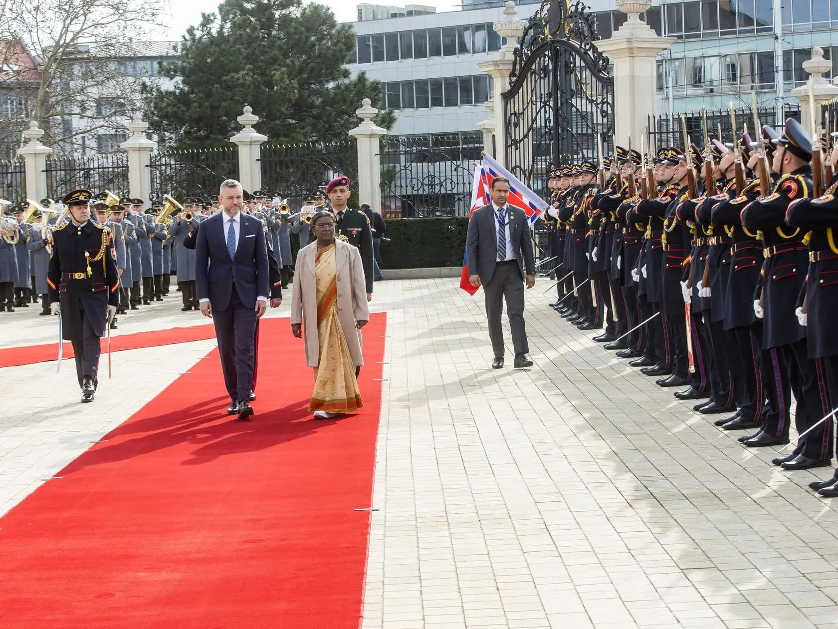 Prezident SR Peter Pellegrini víta v Grasalkovičovom paláci prezidentku Indickej republiky Draupadi Murmúovú.
