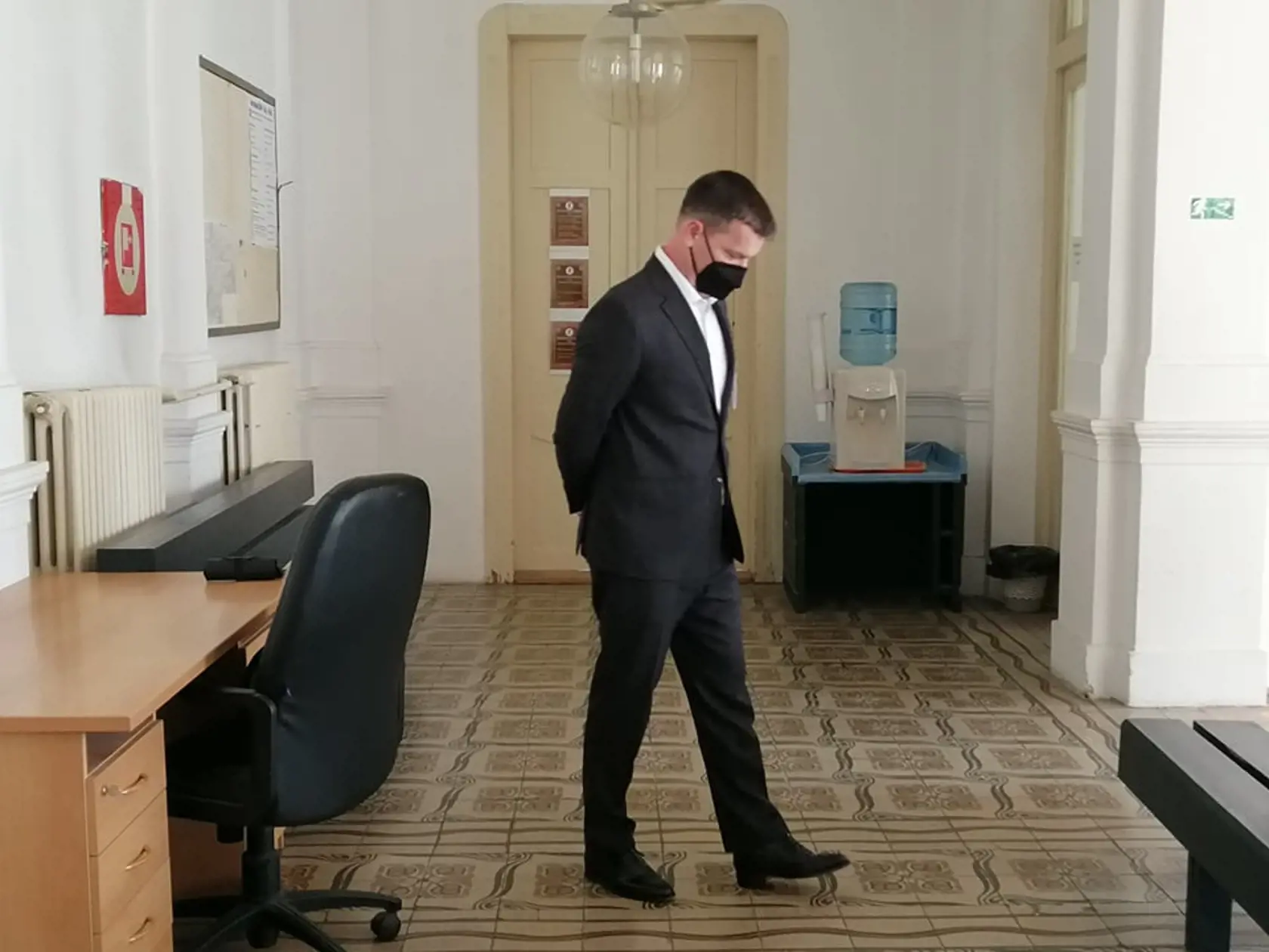 Bývalý námestník SIS Boris Beňa čakajúci na pojednávanie o dohode o vine a treste. Beňa svedčí aj proti exšéfovi NAKA Branislavovi Zurianovi.