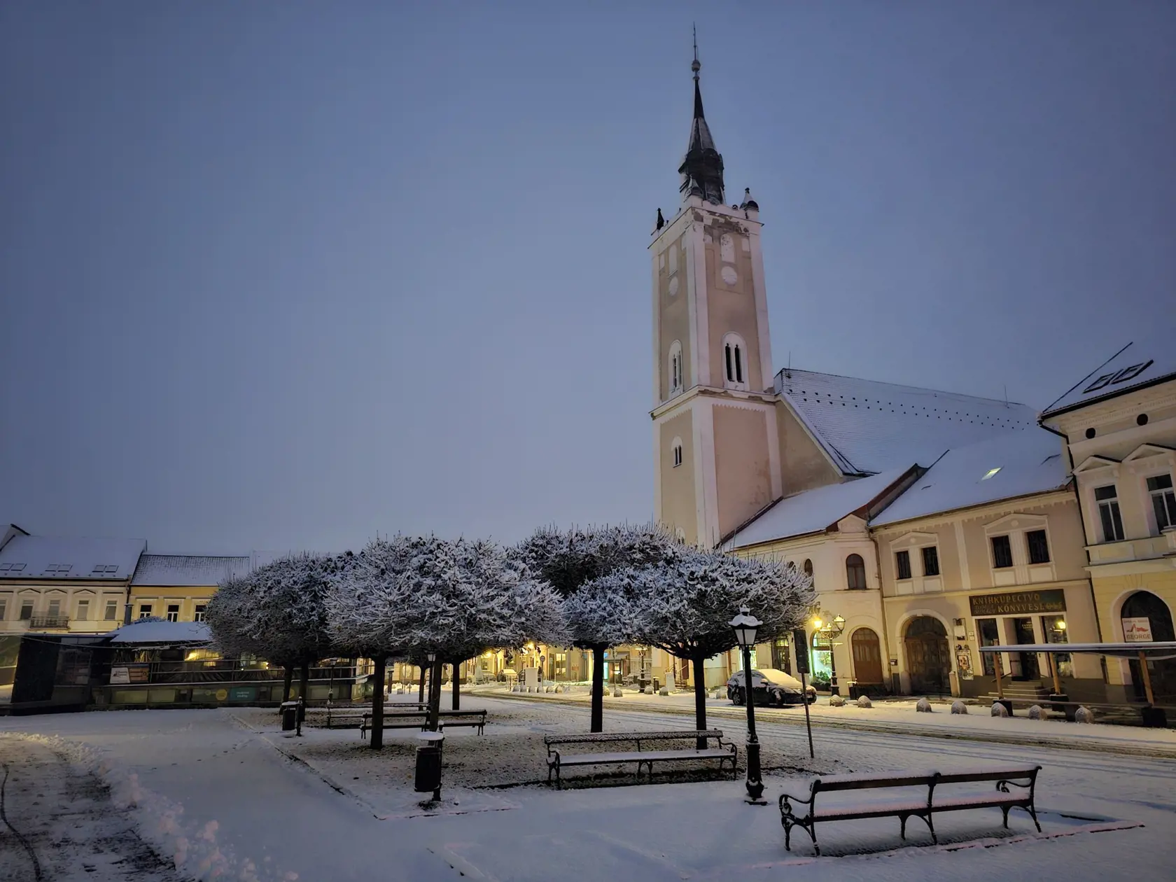 Gemer a Novohrad sa prebúdzajú do  zasneženého rána. Aj okolo 6:30 ešte na mnohých miestach sneží, ale počas dňa by malo sneženie prestať. Pozor hlavne na cestách, keďže na mnohých je sneh, informoval na sociálnej sieti portál Sobotnik.sk.