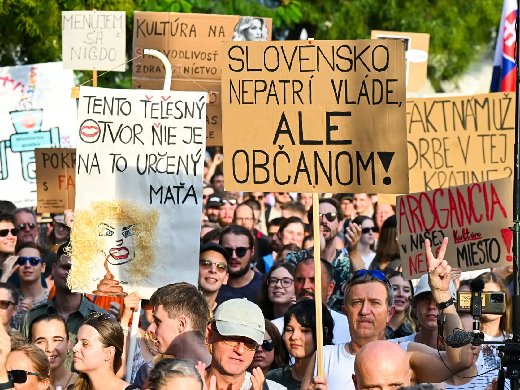 Na snímke účastníci protestného zhromaždenia, ktoré zorganizovali opozičné strany Progresívne Slovensko (PS) a Sloboda a solidarita (SaS) proti ministerke kultúry Martine Šimkovičovej (nominantka SNS) a ministrovi spravodlivosti Borisovi Suskovi (Smer-SD) na Námestí SNP v Bratislave v utorok 13. augusta 2024.