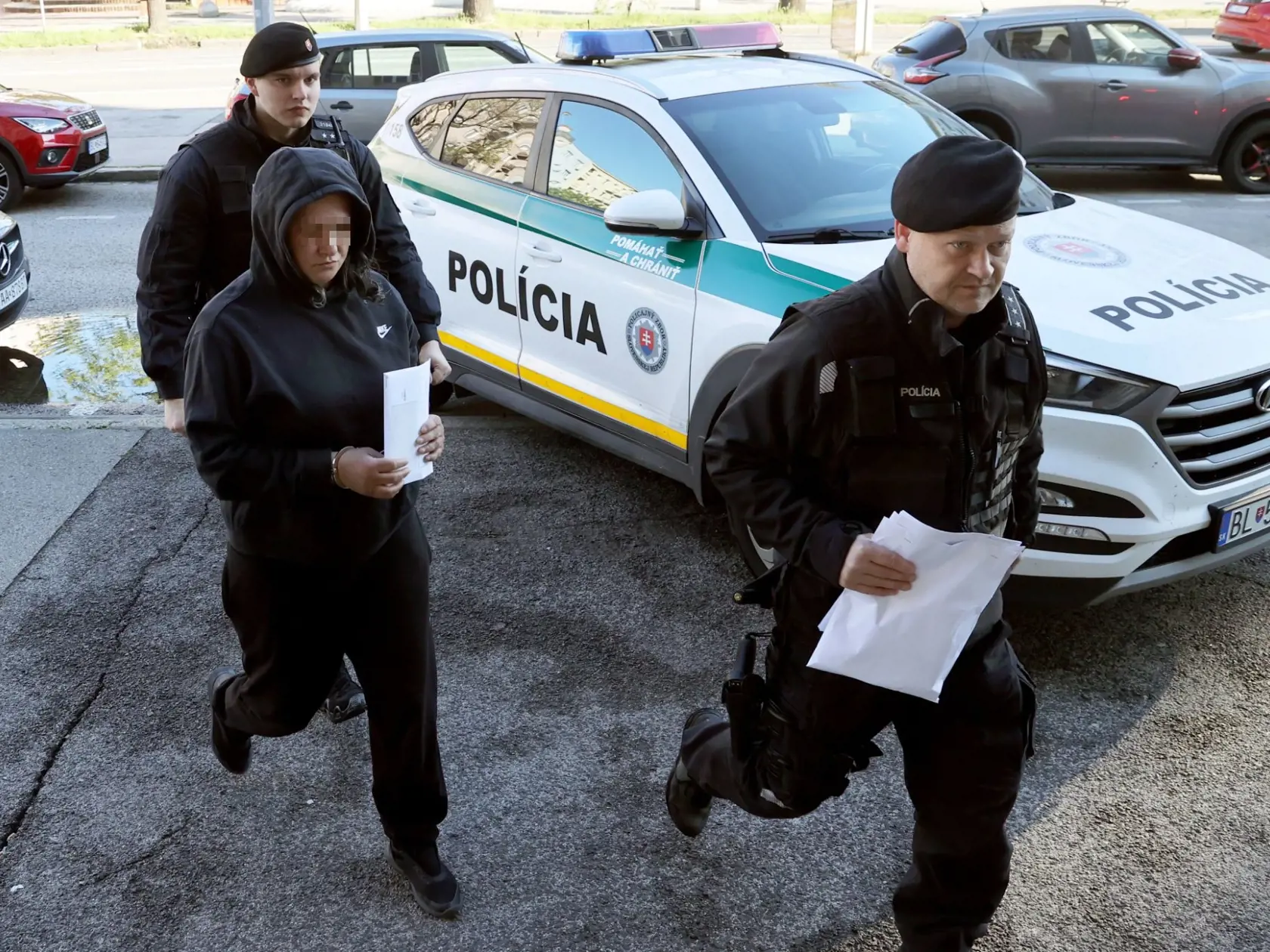Andreu priviedli na súd policajti s putami na rukách.