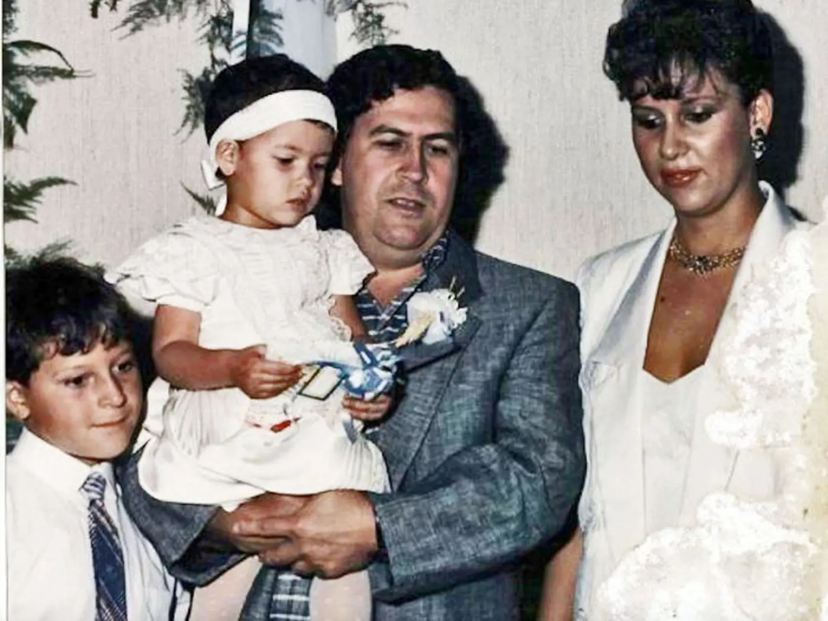 Escobar s manželkou Mariou Victoriou a ich dvomi deťmi; Manuelou a Sebastiánom.
