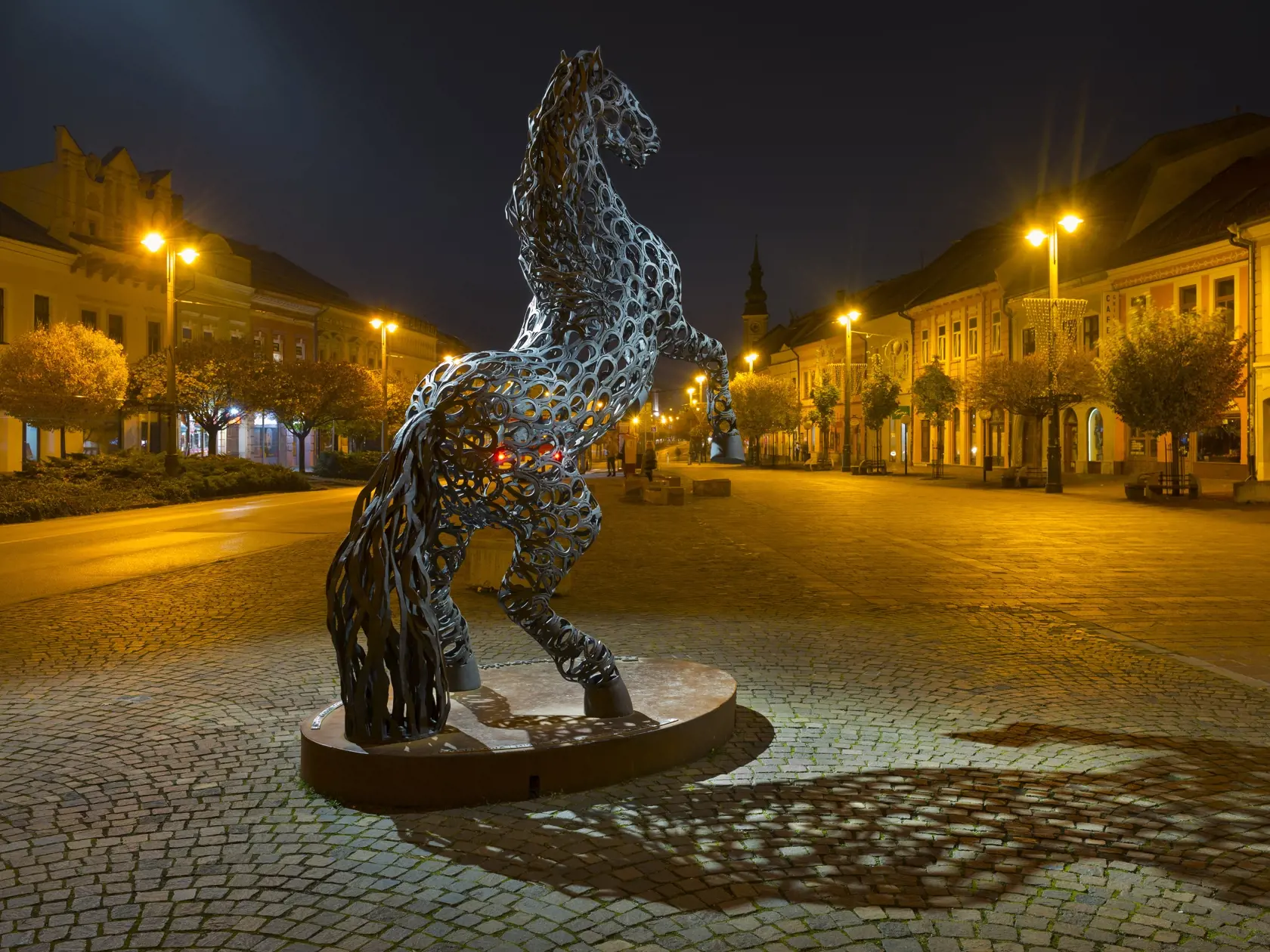 Večerný Prešov. Na socha koňa na Hlavnej ulici v historickom centre Prešova. V Prešove 9. novembra 2022. FOTO TASR – Milan Kapusta
