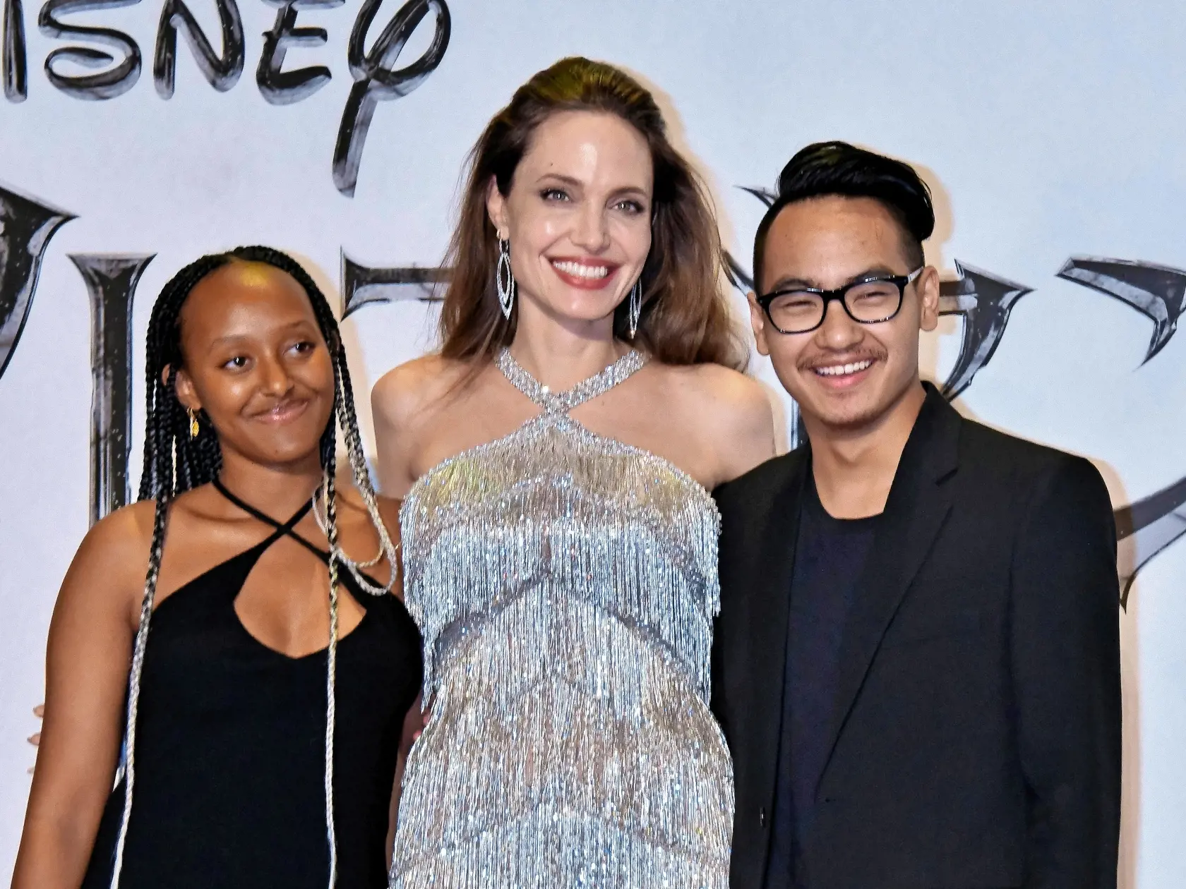 DOMÁCE NÁSILIE Angelina tvrdí, že exmanžel bol často doma agresívny. Maddox, vpravo, na snímke s mamou a so sestrou Zaharou, proti otcovi už vypovedal.