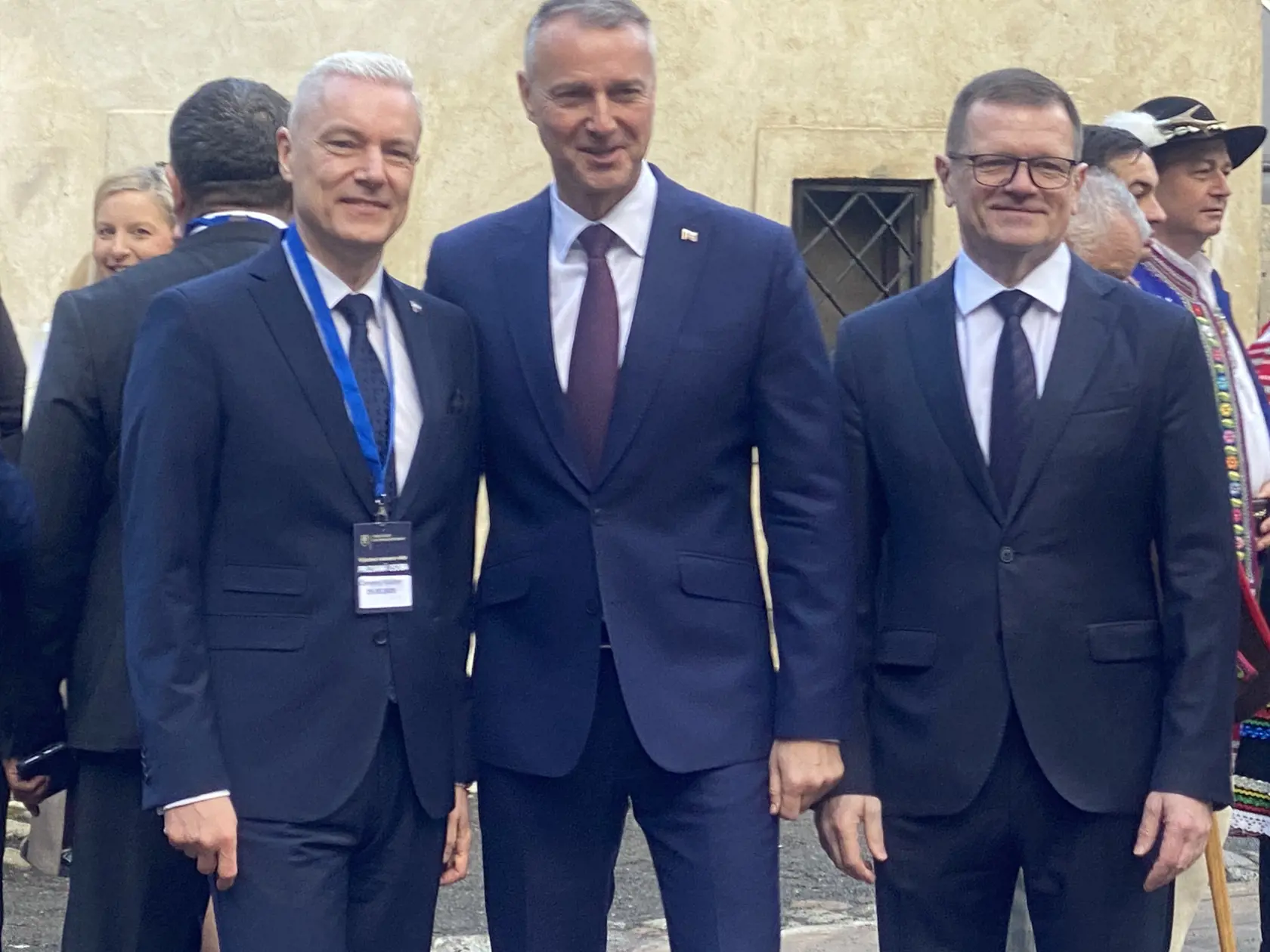 Zasadnutie vlády SR v Červenom Kláštore - zľava primátor Kežmarku Ján Ferenčák, minister informatizácie Richard Raši a podpredseda vlády Peter Kmec.