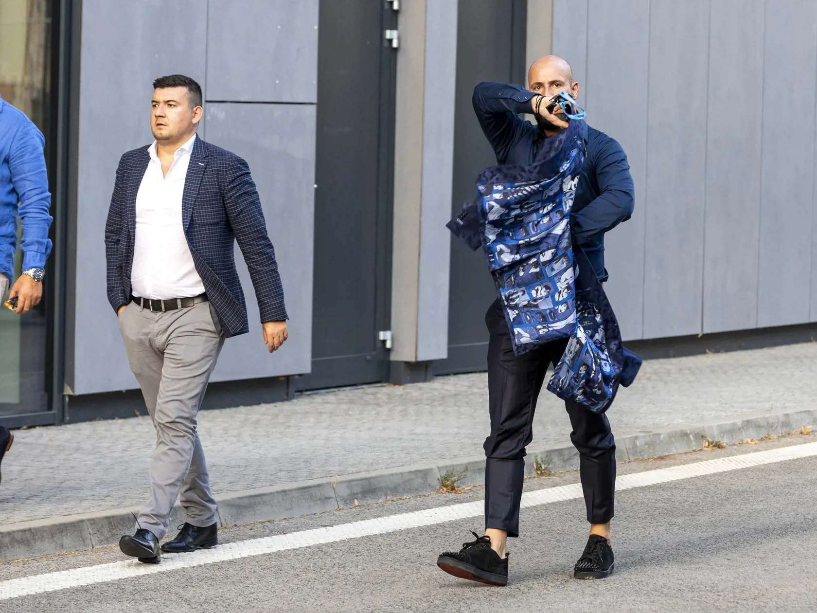 Pred zápasom prichádzal do VIP tradične medzi prvými generálny riaditeľ Slovana Ivan Kmotrík mladší.