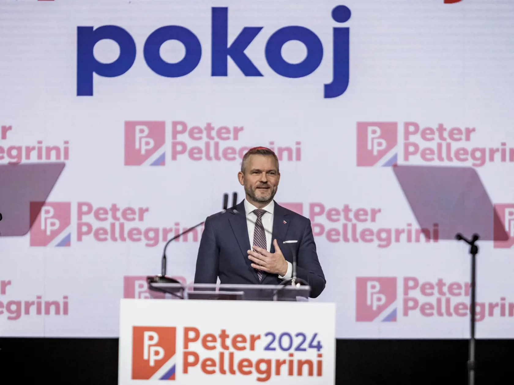 „Mojou víziou je zjednotenie a súdržný národ, pokojný a dôstojný život všetkých ľudí na Slovensku. A preto, vážené Slovensky a Slováci, vážení občania, dámy a páni, priatelia, týmto vám oficiálne oznamujem, že som sa rozhodol kandidovať na post prezidenta SR,“ vyhlásil Peter Pellegrini pred plnou sálou.