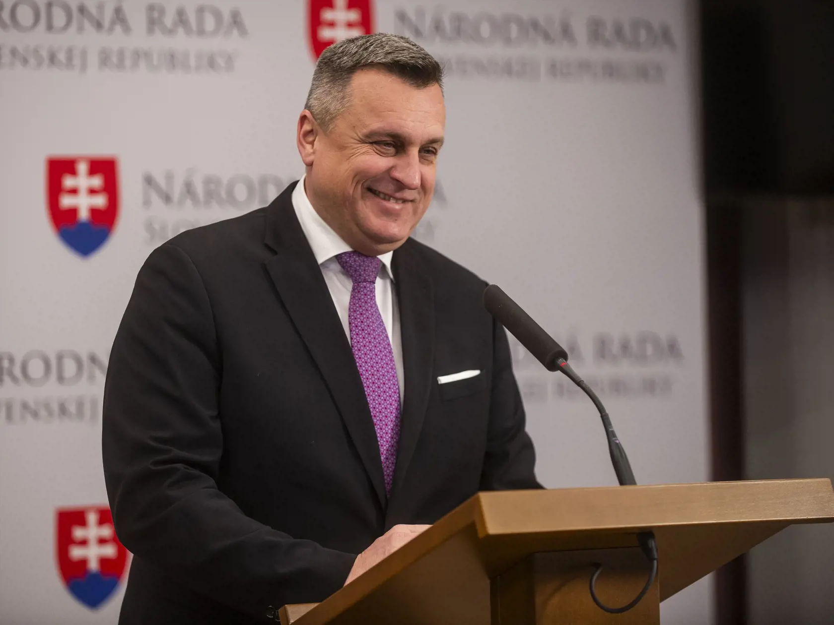 Podpredseda Národnej rady (NR) SR a predseda Slovenskej národnej strany (SNS) Andrej Danko sa usmieva počas tlačovej konferencie k oznámeniu svojej kandidatúry na prezidenta SR v Bratislave v pondelok 29. januára 2024.