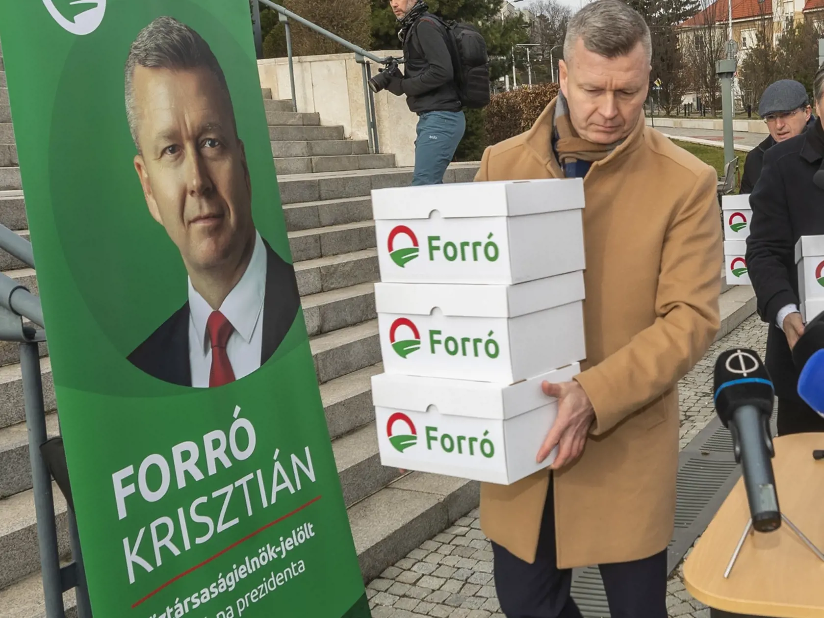 Krisztián Forró, predseda strany Aliancia, odovzdáva do Národnej rady SR podpisy potrebné na prezidentskú kandidatúru.