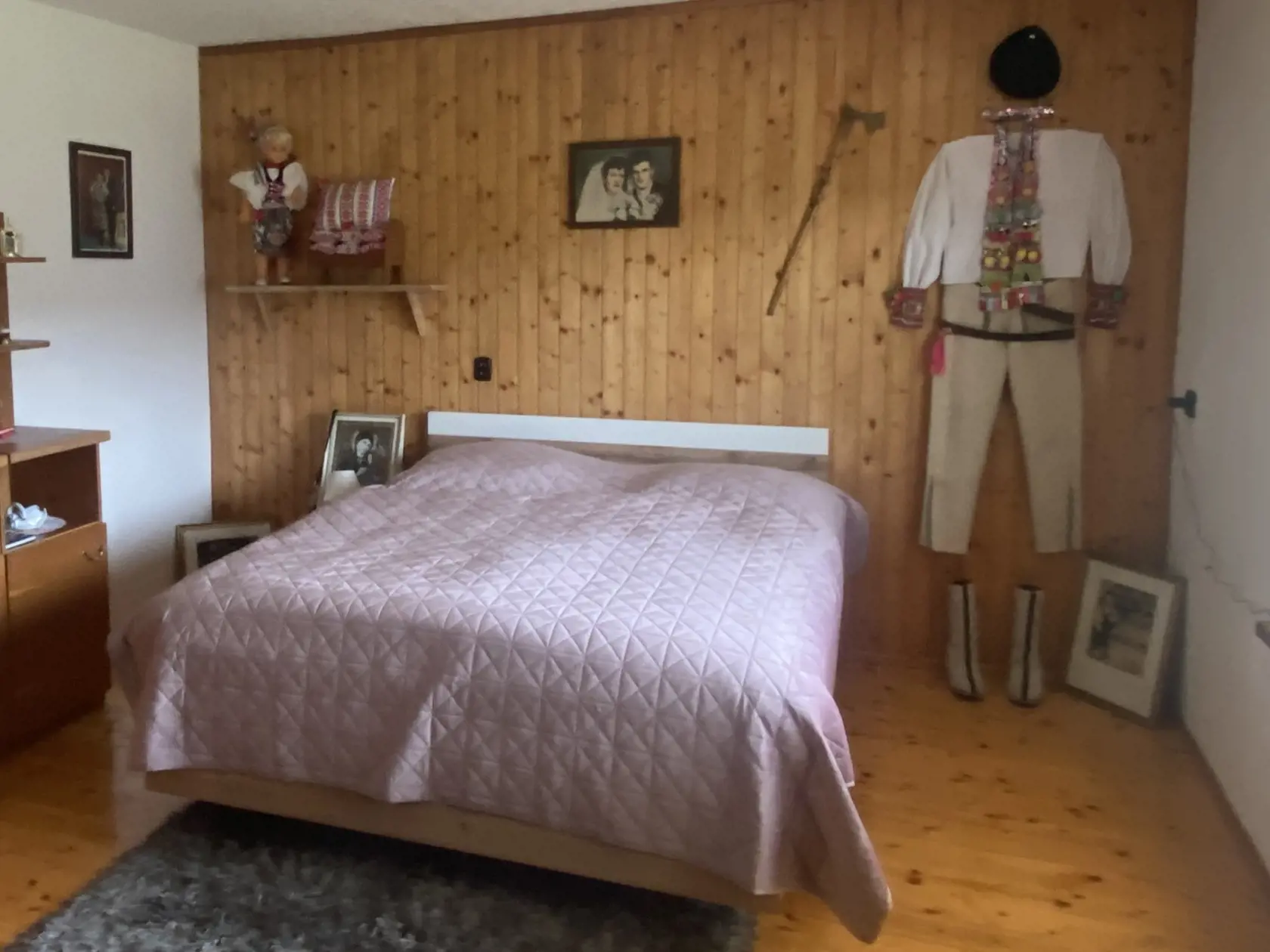 Spálňa v rodnom dome najznámejšieho doživotne odsúdeného väzňa Mikuláša Černáka v obci Telgárt (okres Brezno).