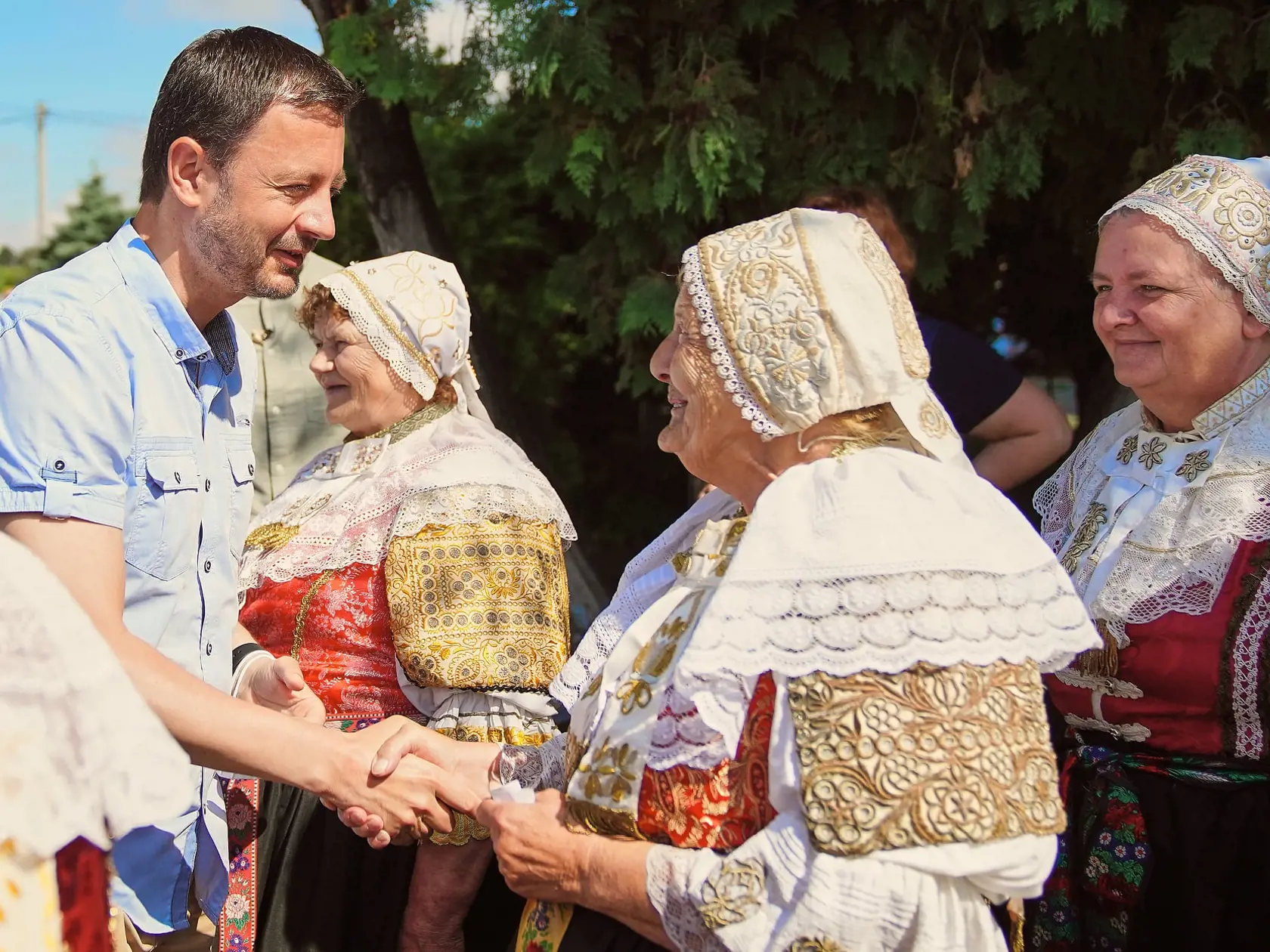 Hegera vítali ženy oblečené v nádherných krojoch.