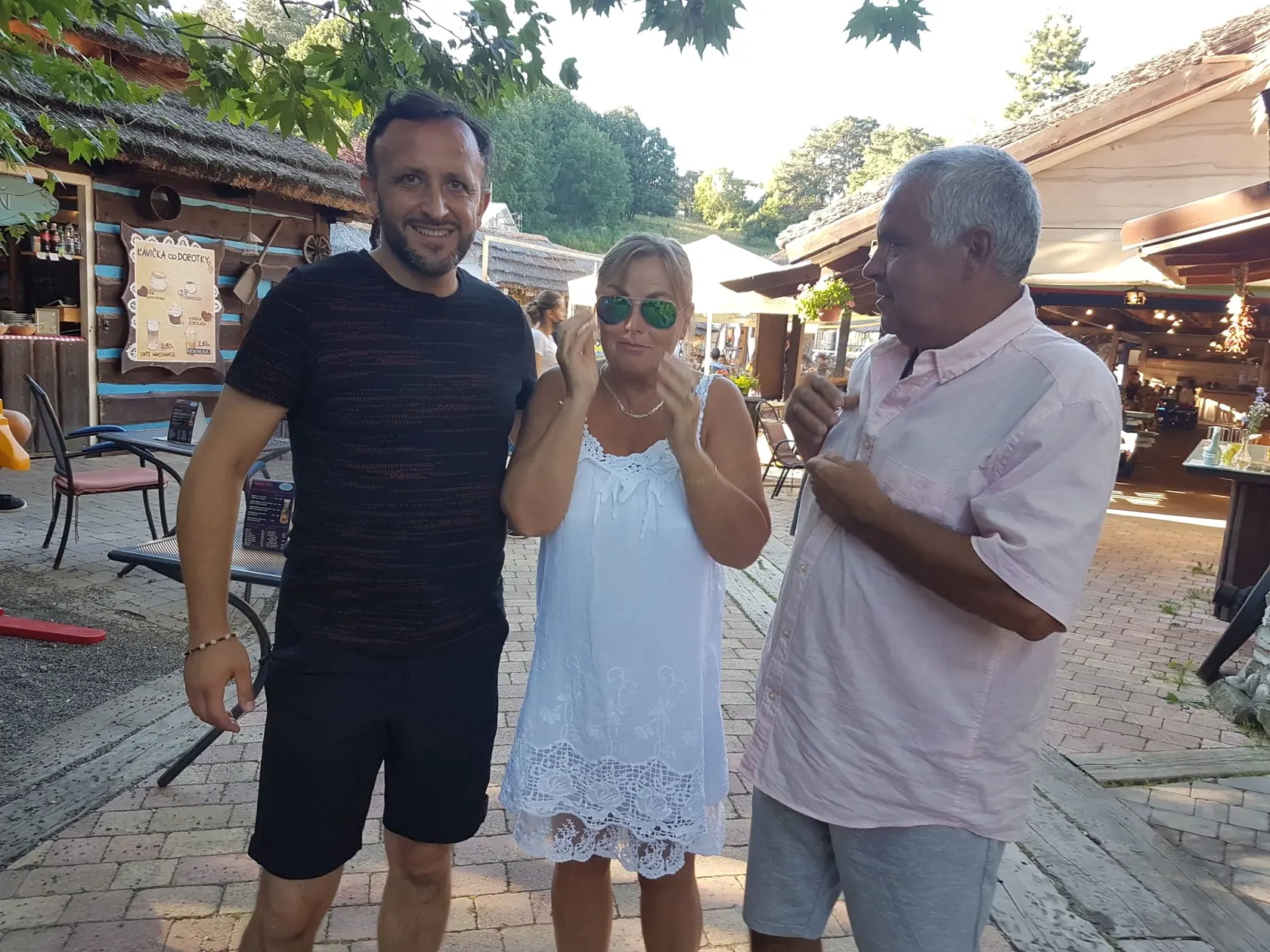 Takto to vyzeralo počas natáčania videoklipu k piesni, ktorú naspievali Onrej Kandráč a David Key.