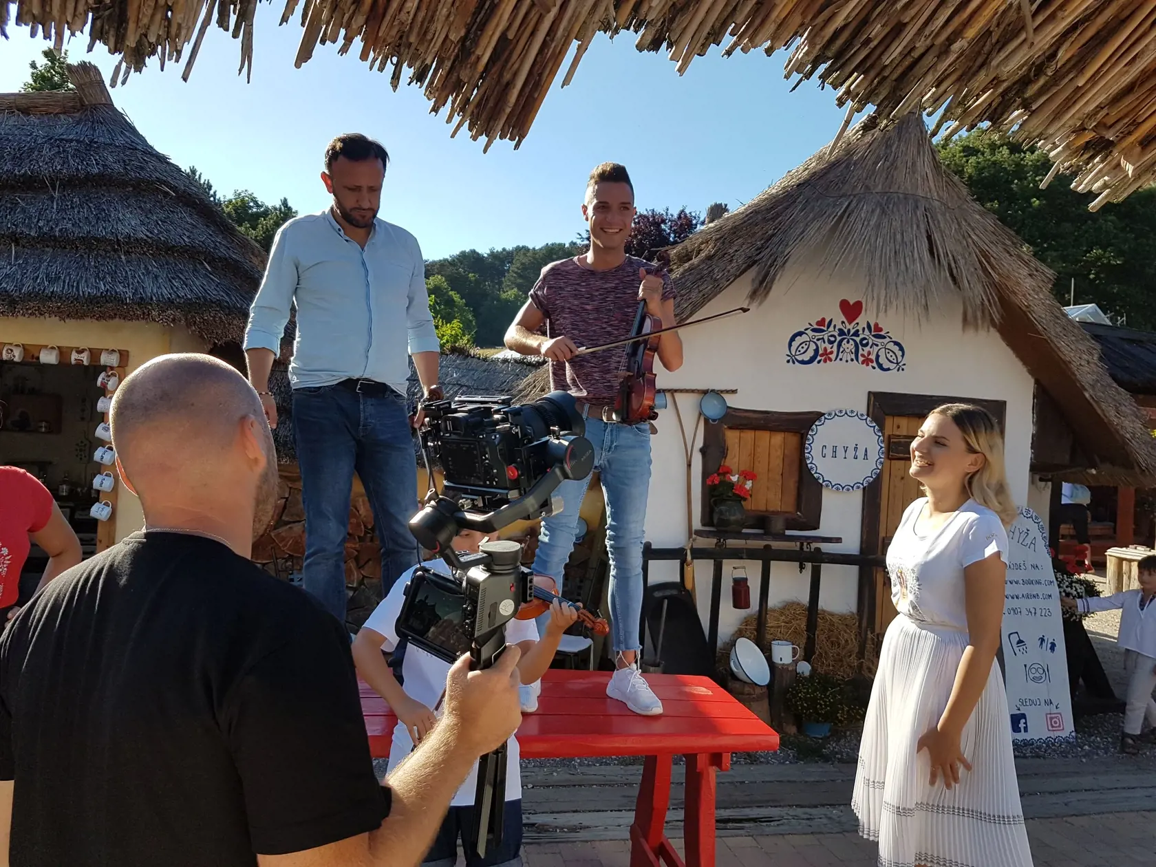 Takto to vyzeralo počas natáčania videoklipu k piesni, ktorú naspievali Onrej Kandráč a David Key.