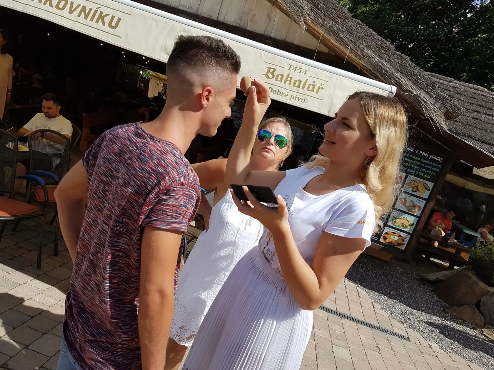 Takto to vyzeralo počas natáčania videoklipu k piesni, ktorú naspievali Onrej Kandráč a David Key.