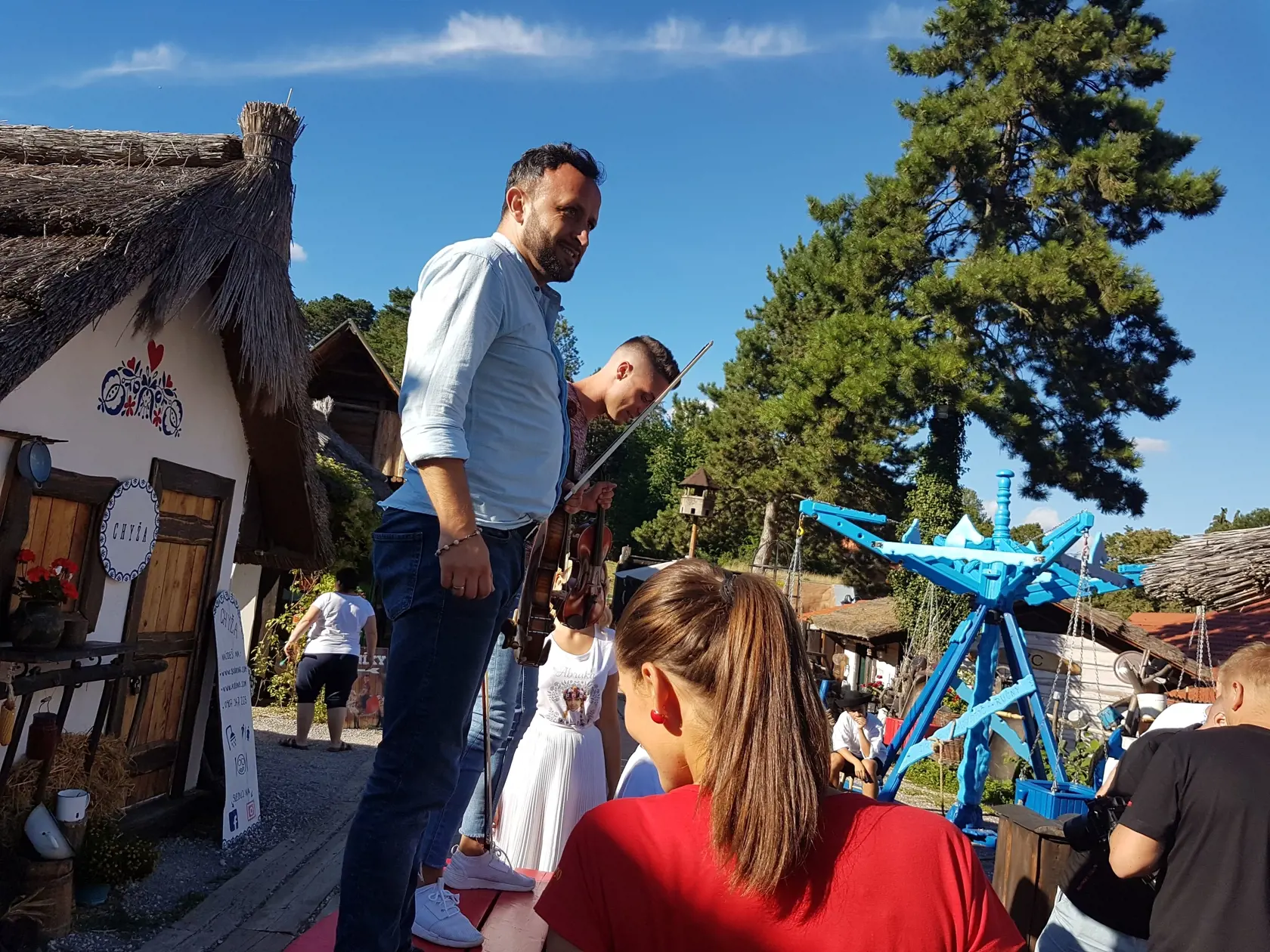 Takto to vyzeralo počas natáčania videoklipu k piesni, ktorú naspievali Onrej Kandráč a David Key.