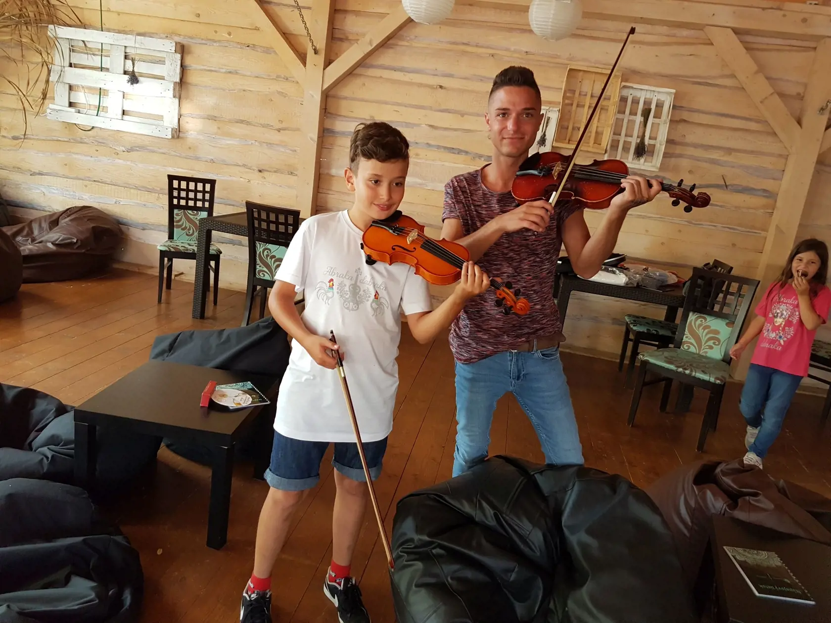 Takto to vyzeralo počas natáčania videoklipu k piesni, ktorú naspievali Onrej Kandráč a David Key.