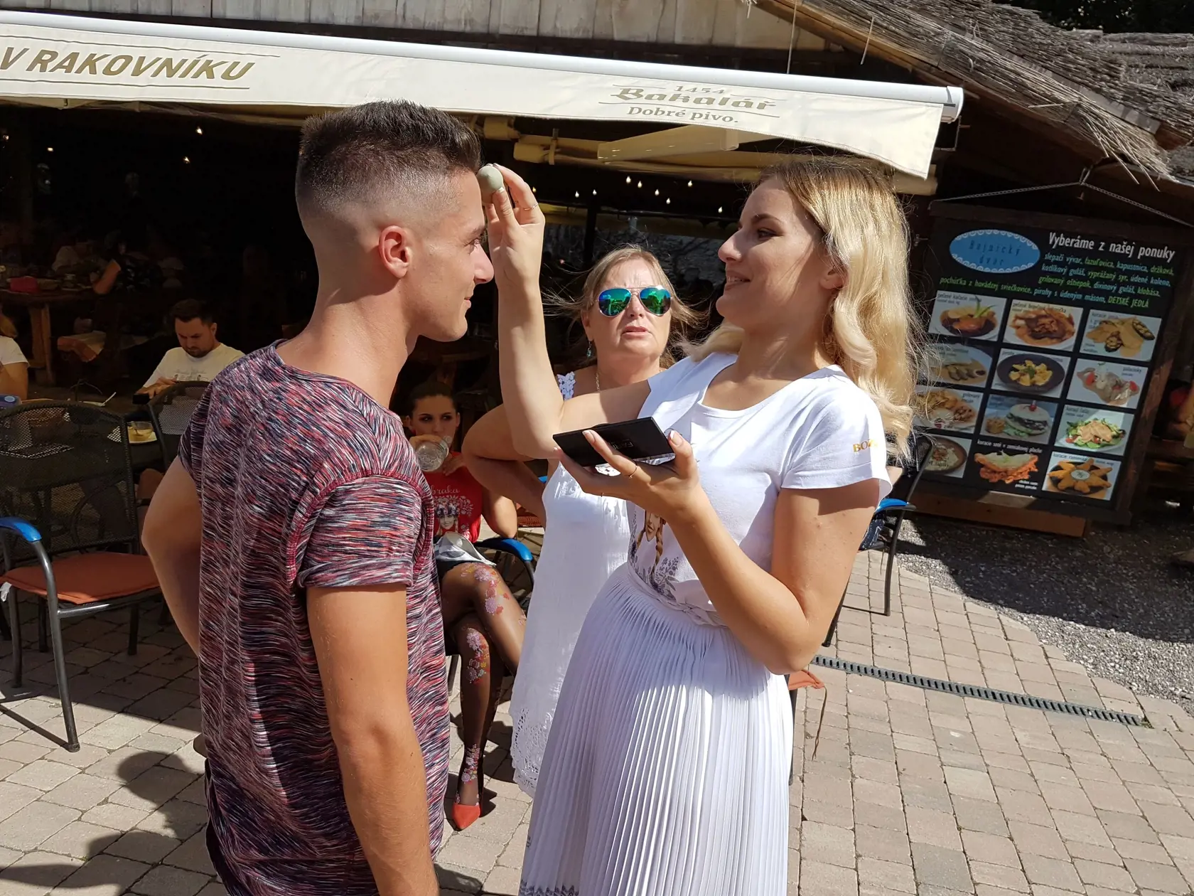 Takto to vyzeralo počas natáčania videoklipu k piesni, ktorú naspievali Onrej Kandráč a David Key.