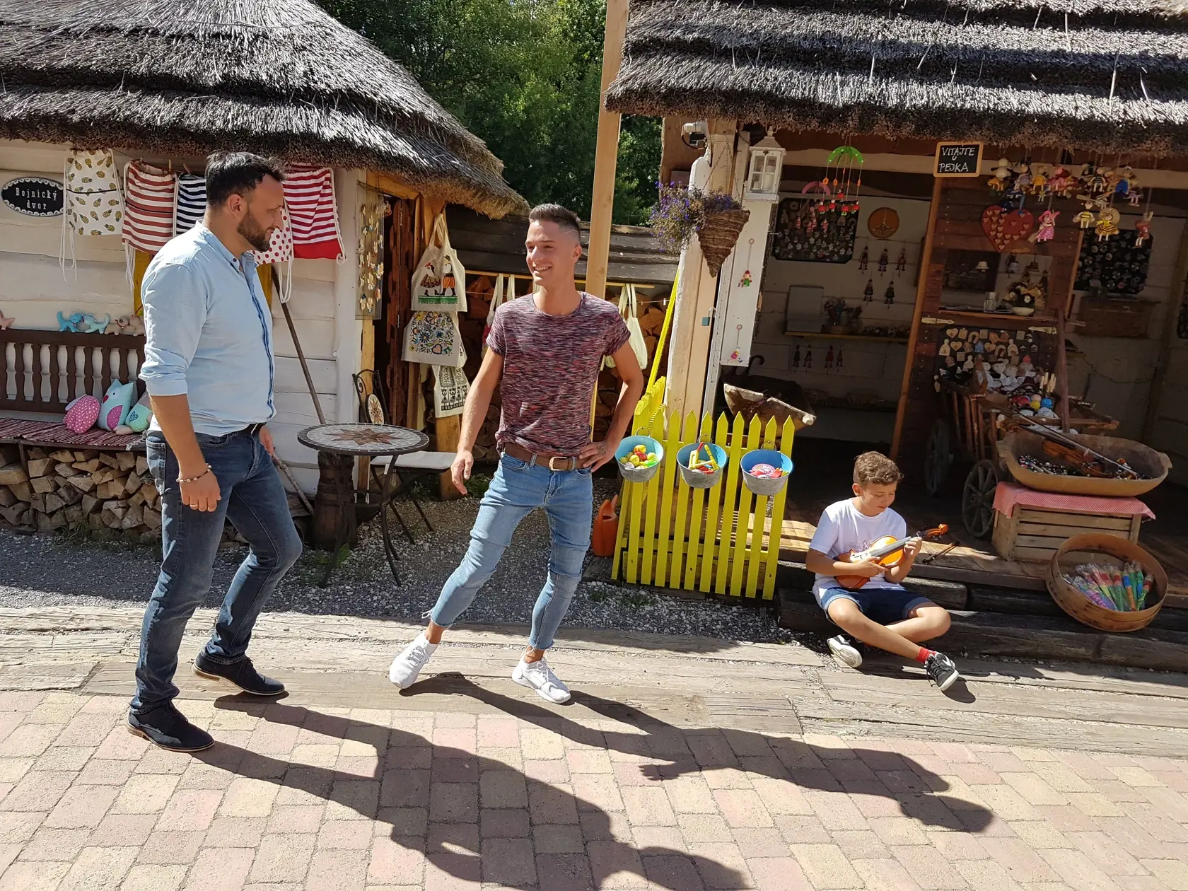 Takto to vyzeralo počas natáčania videoklipu k piesni, ktorú naspievali Onrej Kandráč a David Key.