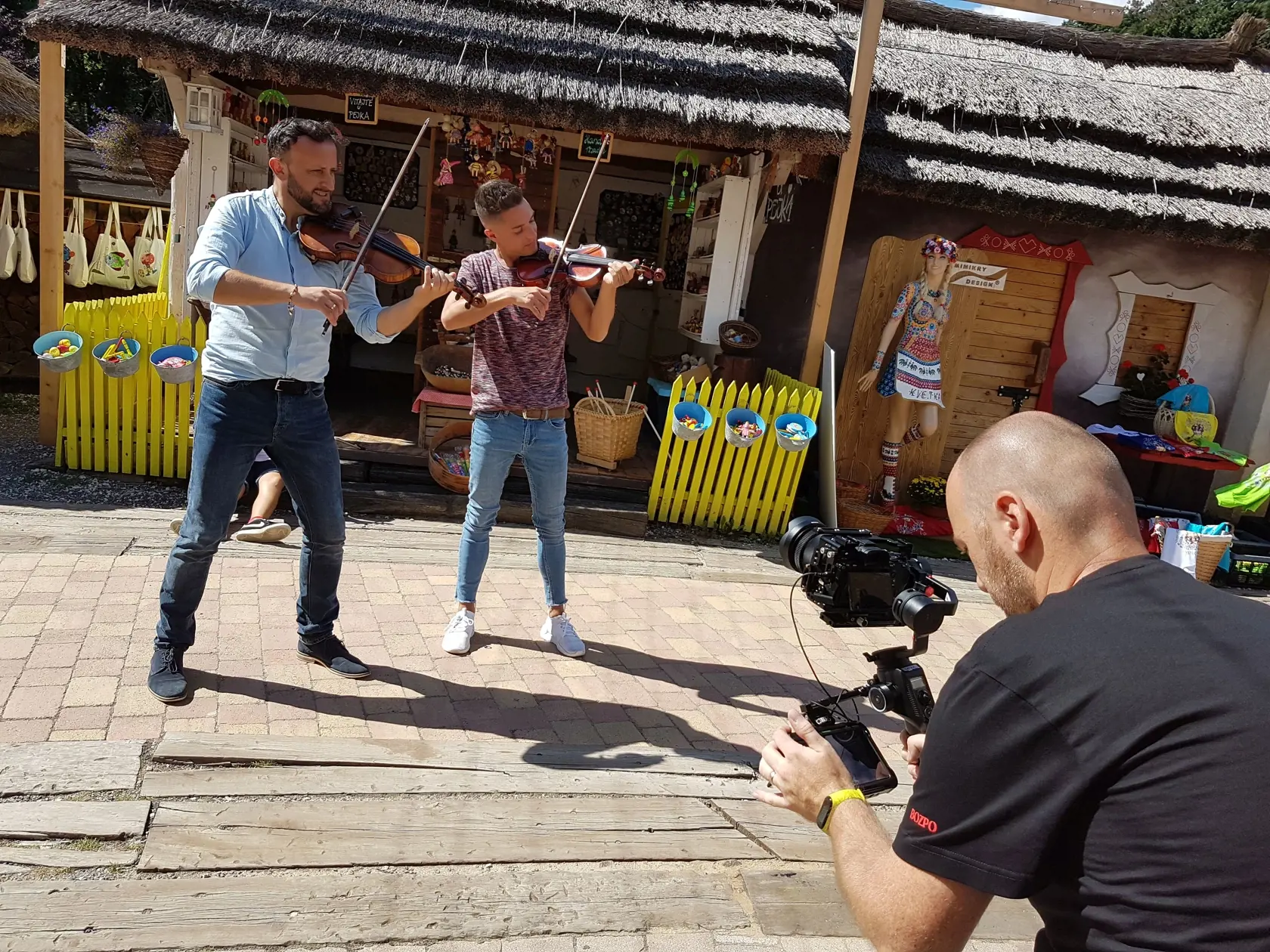 Takto to vyzeralo počas natáčania videoklipu k piesni, ktorú naspievali Onrej Kandráč a David Key.