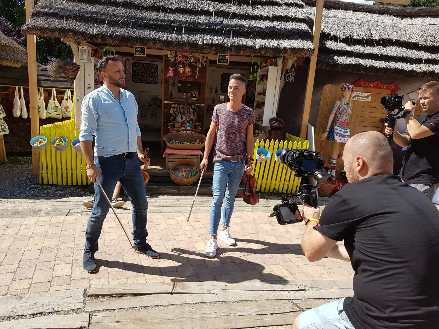 Takto to vyzeralo počas natáčania videoklipu k piesni, ktorú naspievali Onrej Kandráč a David Key.