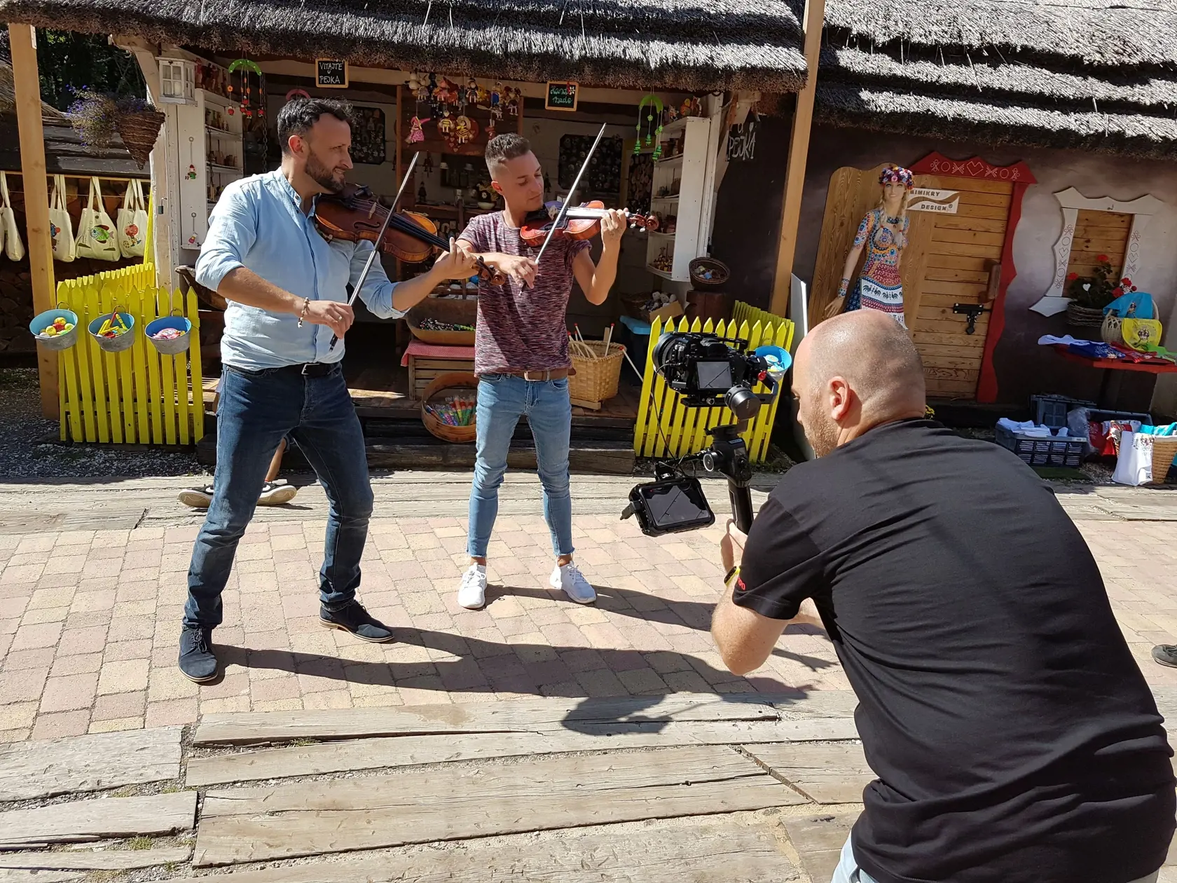 Takto to vyzeralo počas natáčania videoklipu k piesni, ktorú naspievali Onrej Kandráč a David Key.