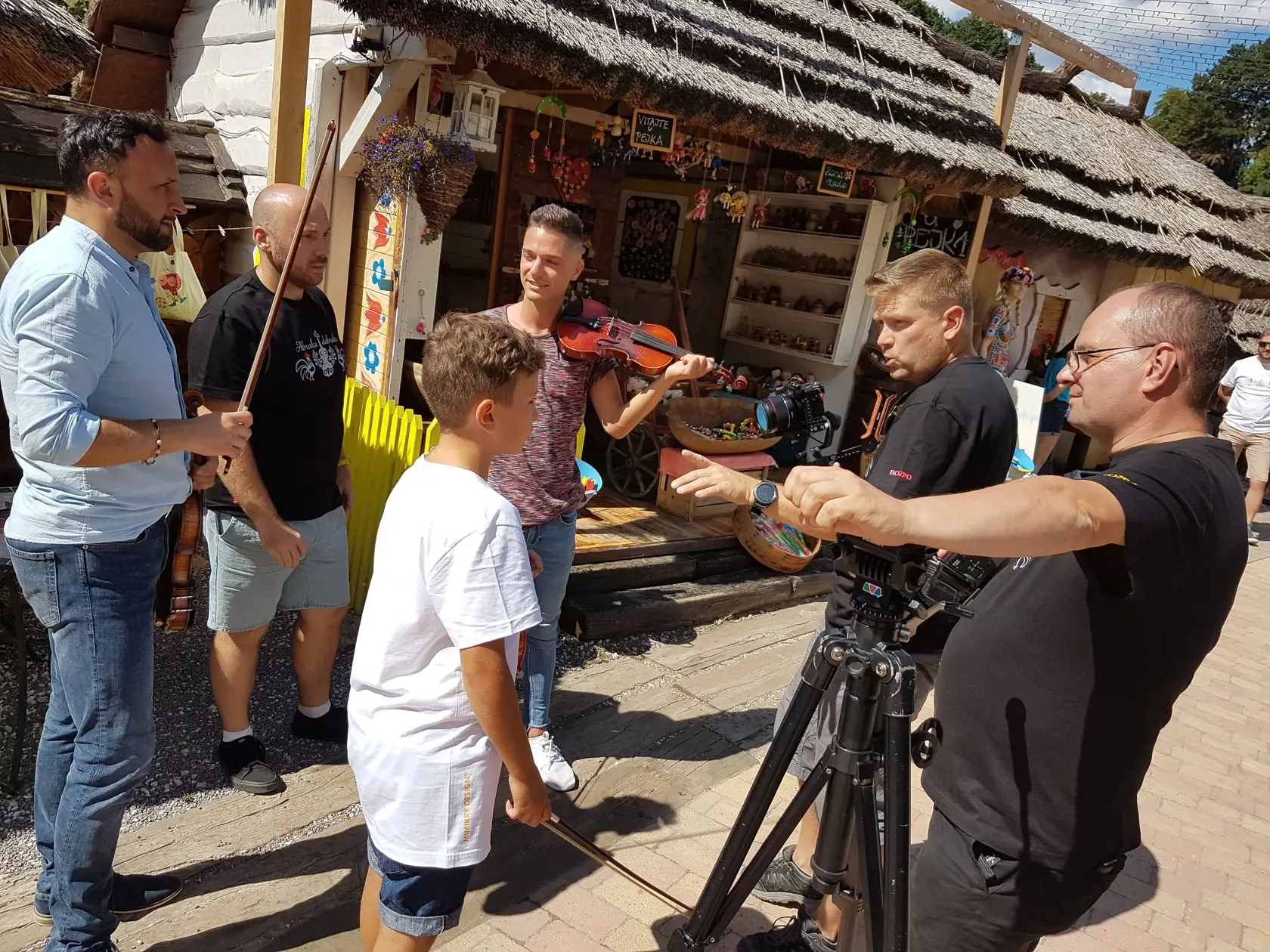 Takto to vyzeralo počas natáčania videoklipu k piesni, ktorú naspievali Onrej Kandráč a David Key.