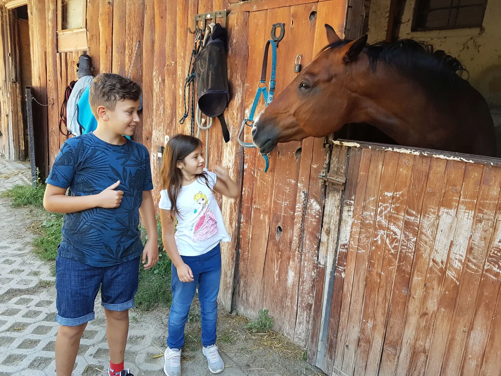 Takto to vyzeralo počas natáčania videoklipu k piesni, ktorú naspievali Onrej Kandráč a David Key.
